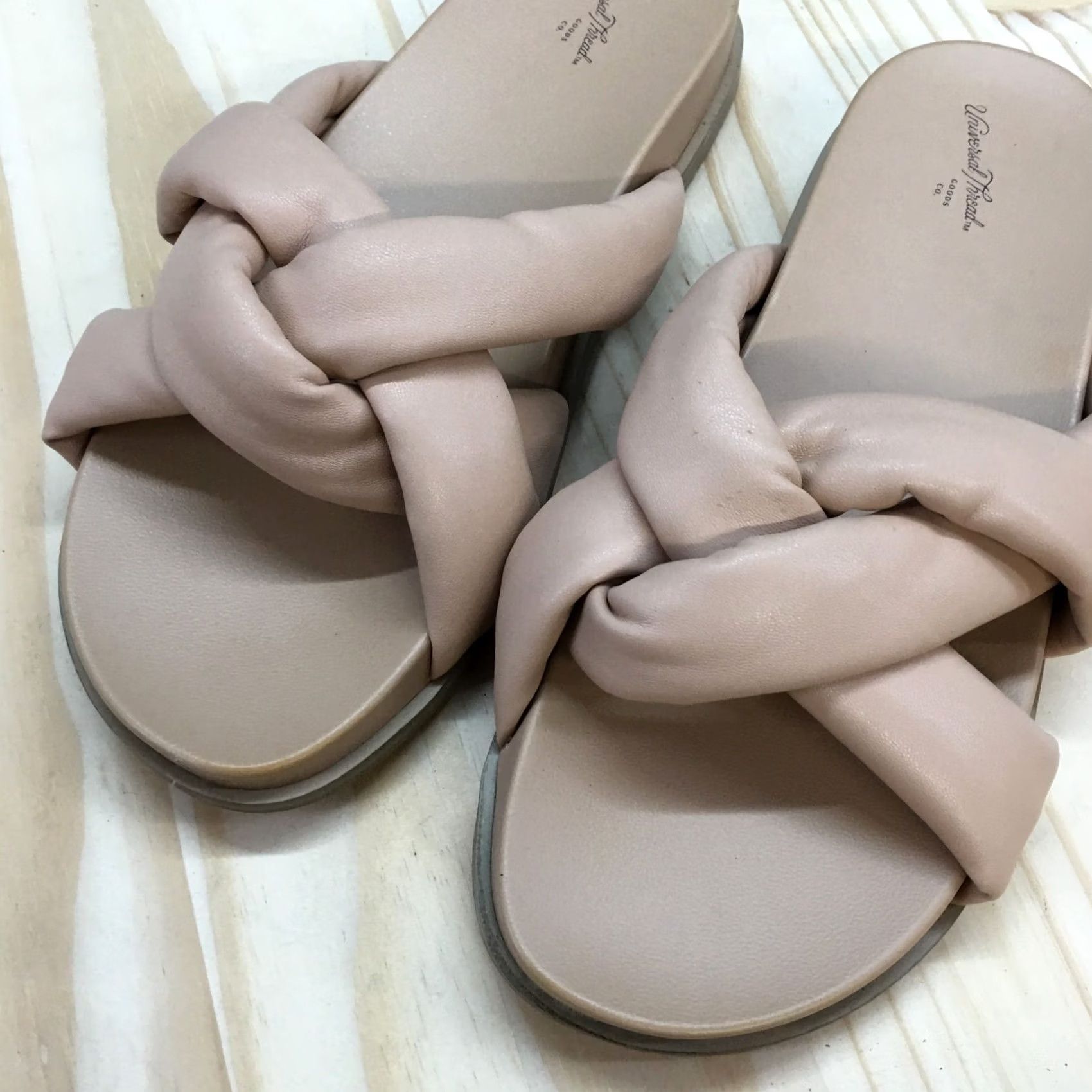 Vintage Universal Thread Sandals Womens 7.5 Casual Slip On Puffy Slide Flats Beige Size US 8 / IT 38 - 4 Thumbnail