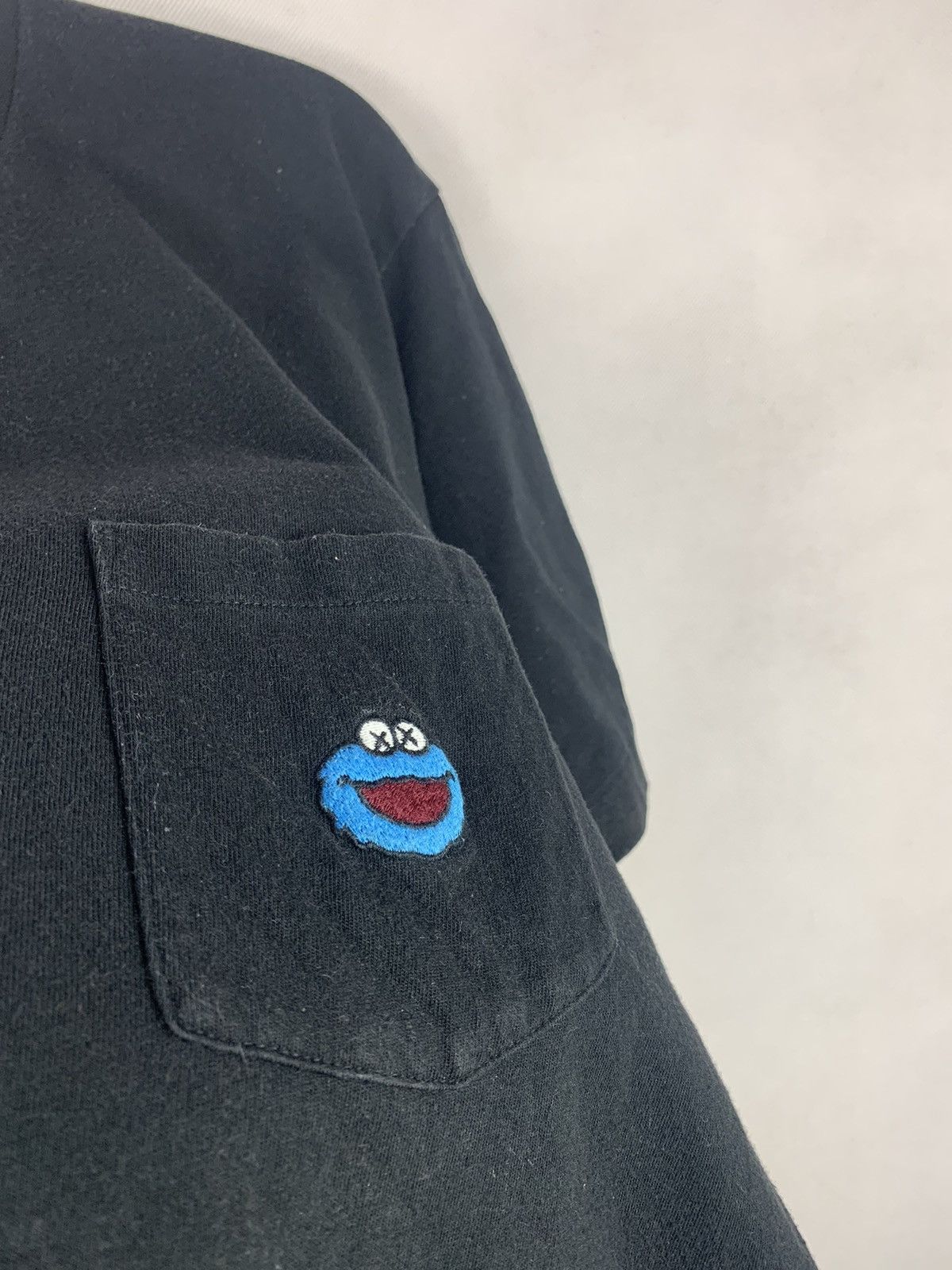 Japanese Brand Steals! Uniqlo Kaws Sesame Street Pocket Tee Size US XL / EU 56 / 4 - 3 Thumbnail