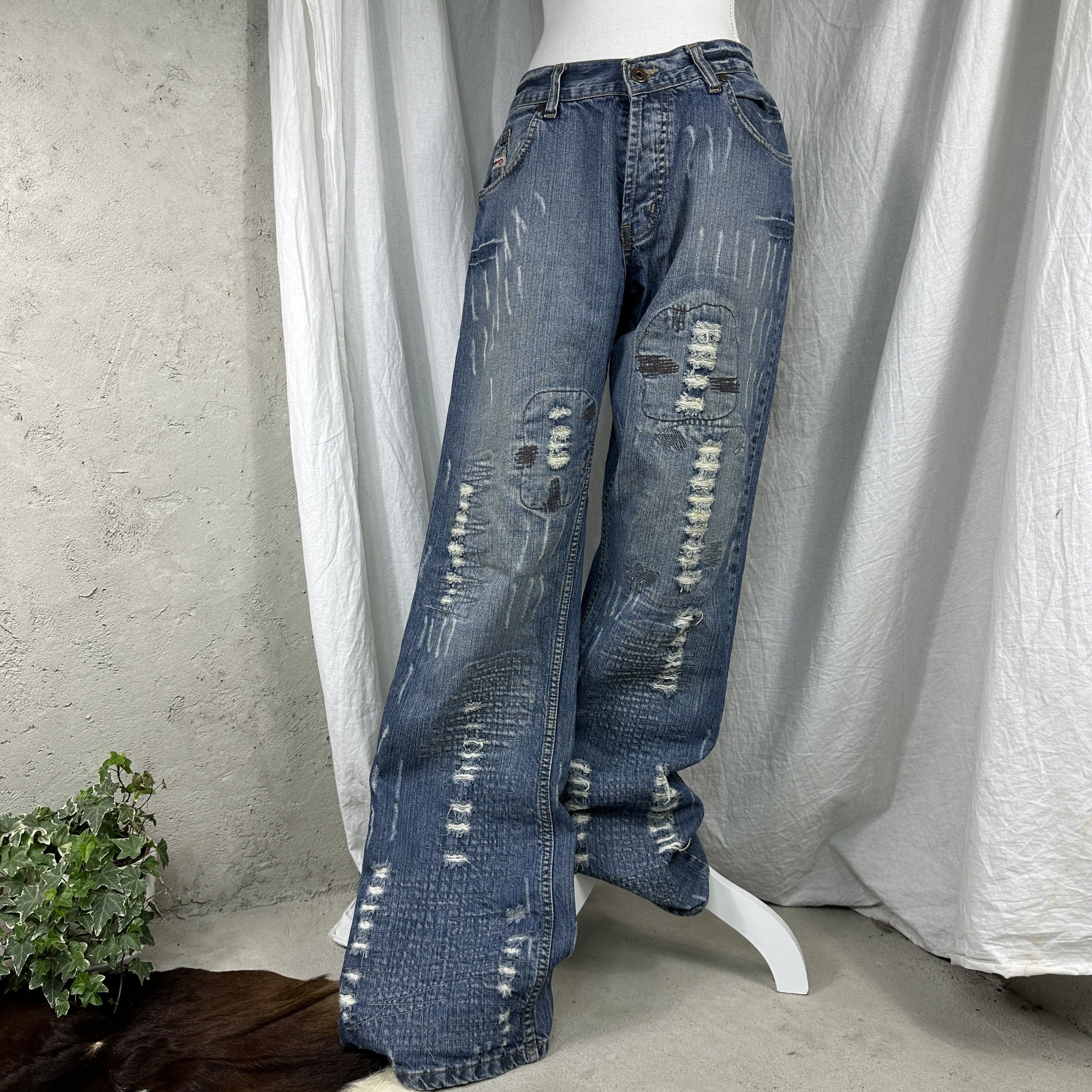 Diesel Vintage Diesel Italy Crazy Distressed Jeans Size US 31 - 7 Thumbnail