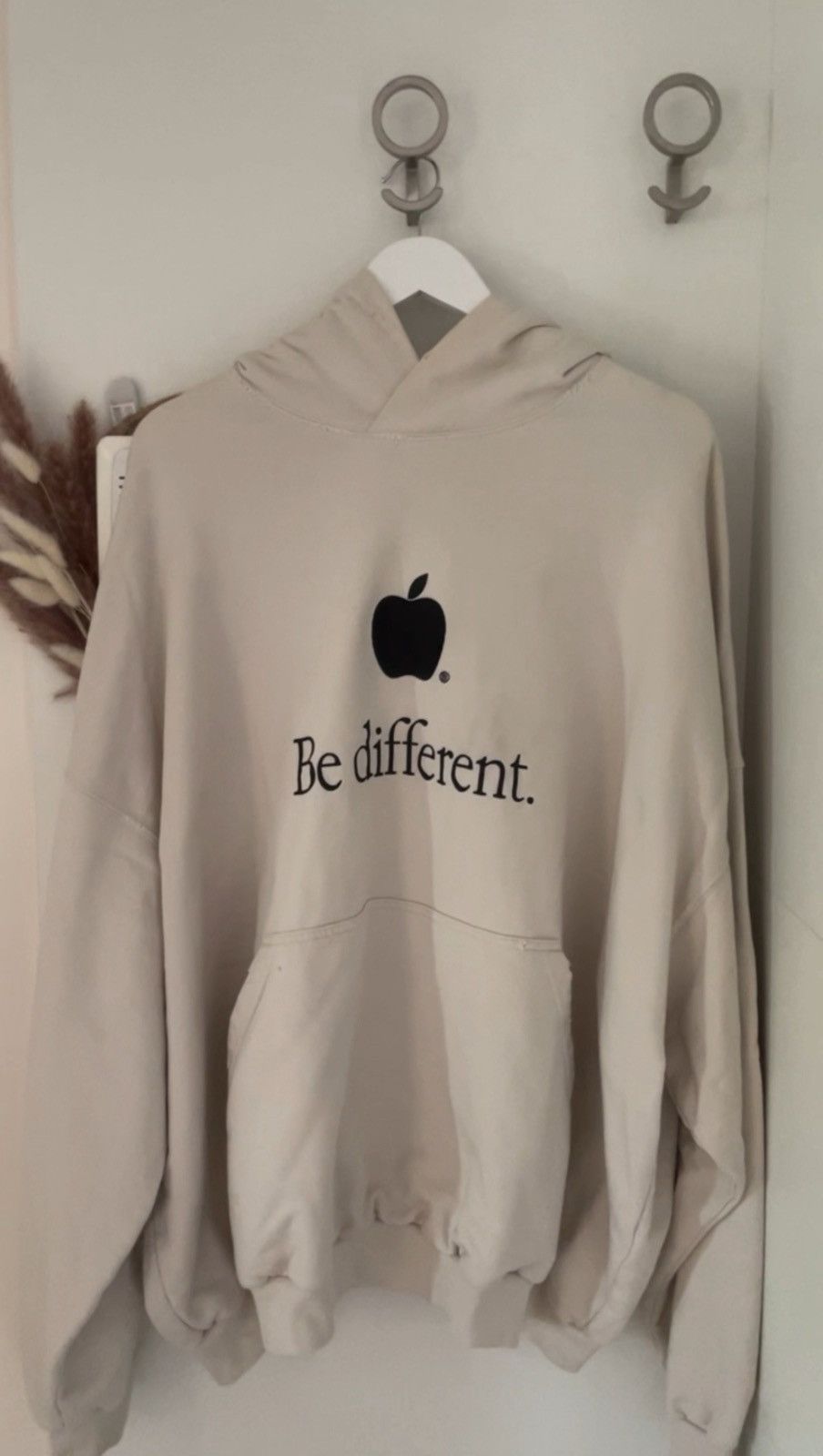 関税・送料込 BALENCIAGA apple be diffrent パーカー Balenciaga Unreleased FW2022 BE DIFFERENT APPLE LOGO