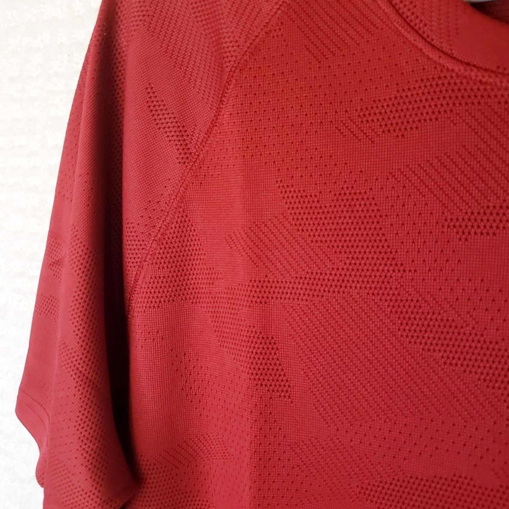 Under Armour Under Armour Heat Gear Loose Fit Anti-Odor Perforated Shirt Mens L Red New Size US L / EU 52-54 / 3 - 7 Thumbnail