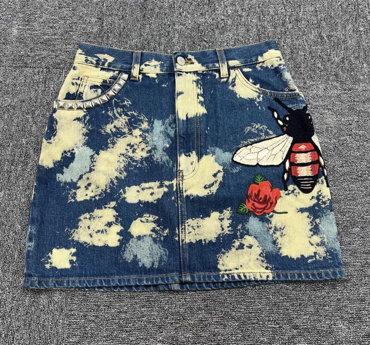 Gucci Gucci/Gucci/Bee Embroidered Tie-Dye Mini Skirt K12 Size M / US 6-8 / IT 42-44 - 1 Thumbnail