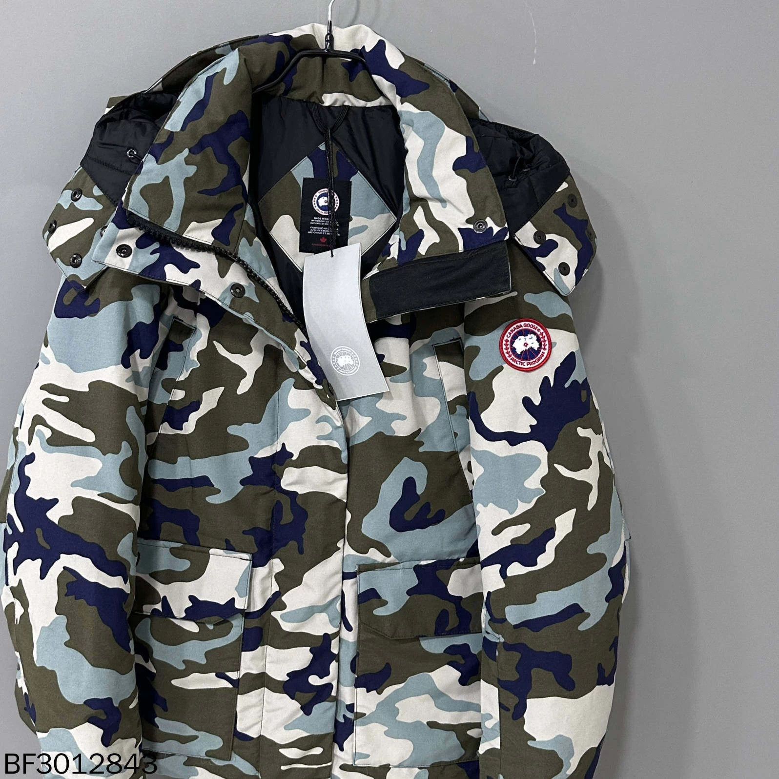 Canada Goose Canada Goose camo logo hooded down jacket XL Size US XL / EU 56 / 4 - 2 Thumbnail