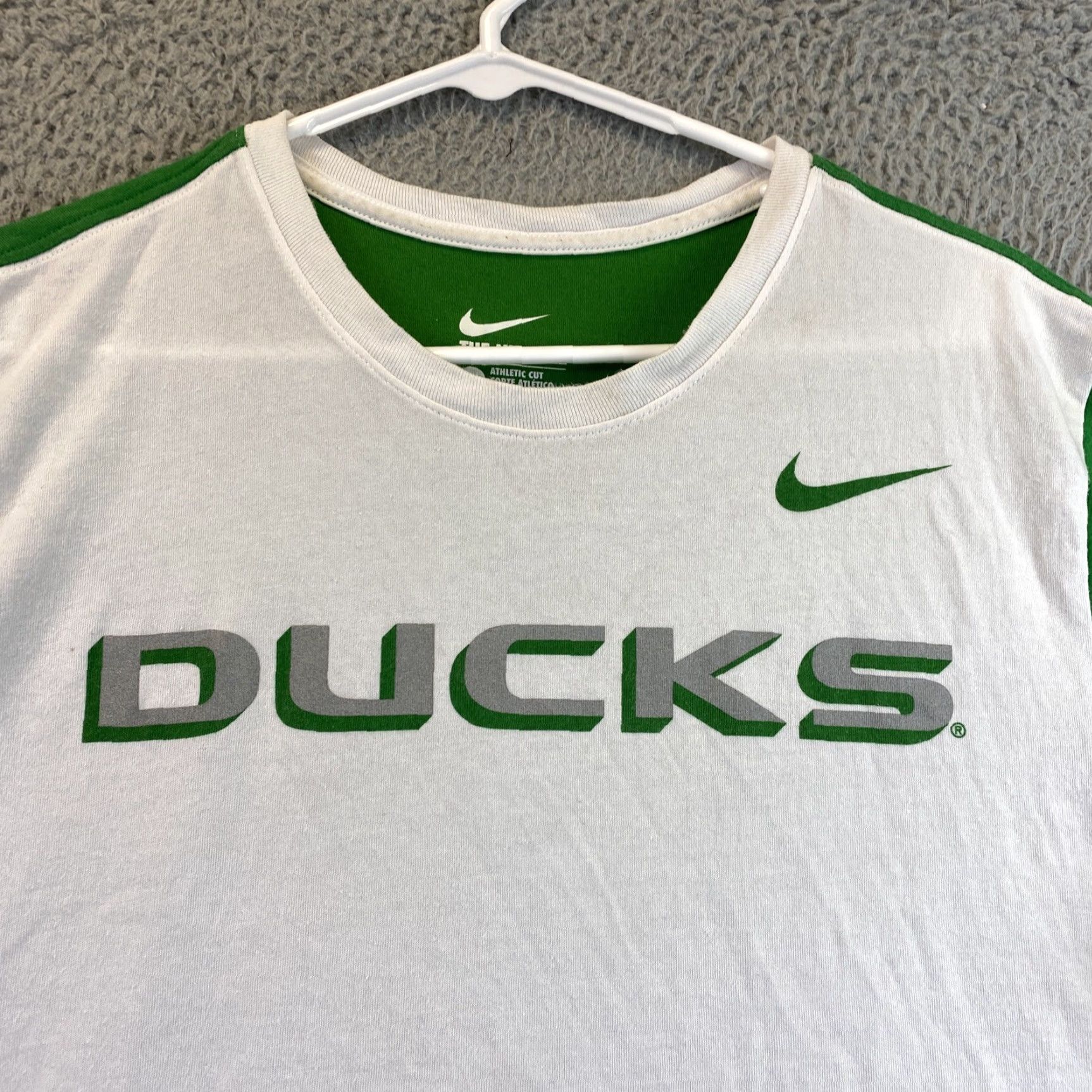 Nike VINTAGE? No, it's Nike Dri-FIT Oregon Ducks T-Shirt Large White/Green Men’s Short Sleeve 94-44 Mens Size US L / EU 52-54 / 3 - 2 Thumbnail