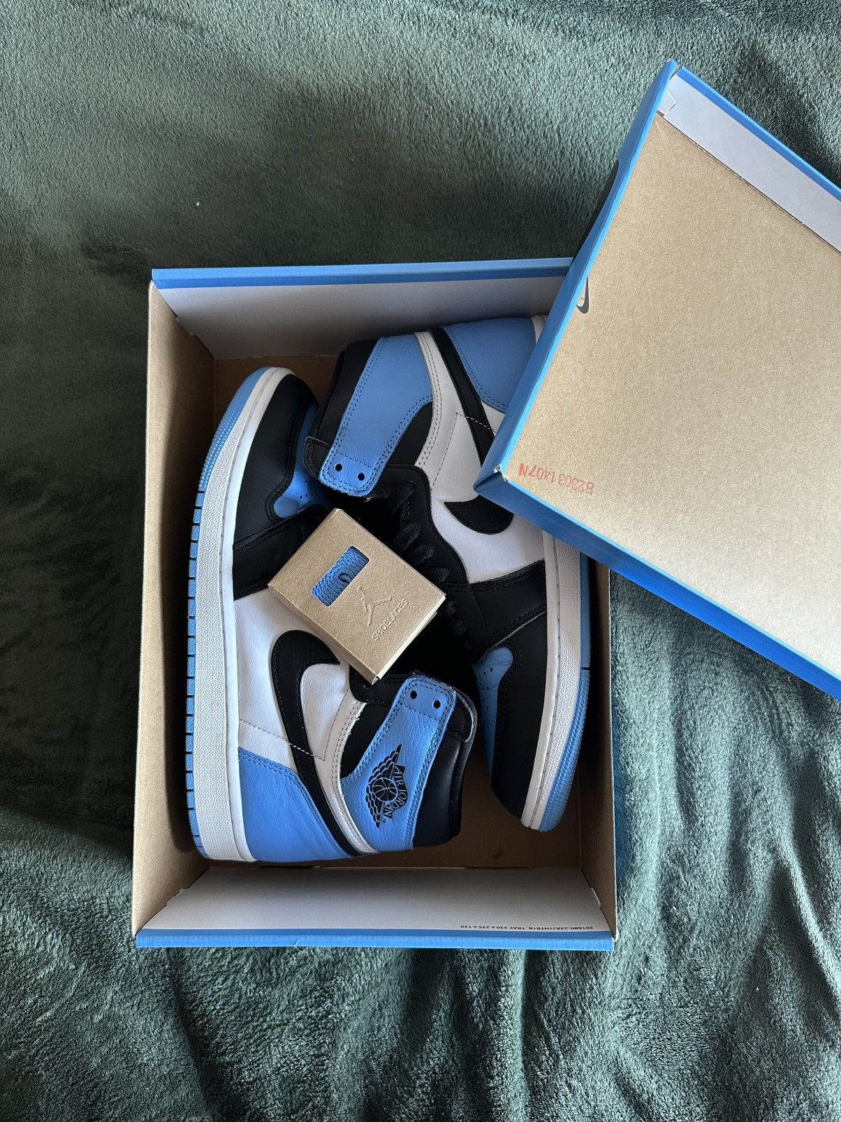 Jordan Brand Air jordan 1 retro high OG Unc Size US 9.5 / EU 42-43 - 5 Thumbnail