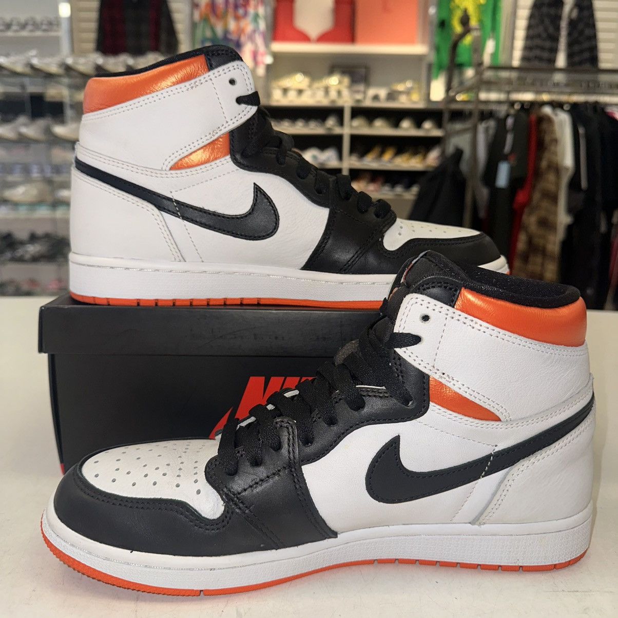 Jordan Brand Size 9.5 - Air Jordan 1 Retro High OG Electro Orange Size US 9.5 / EU 42-43 - 2 Thumbnail