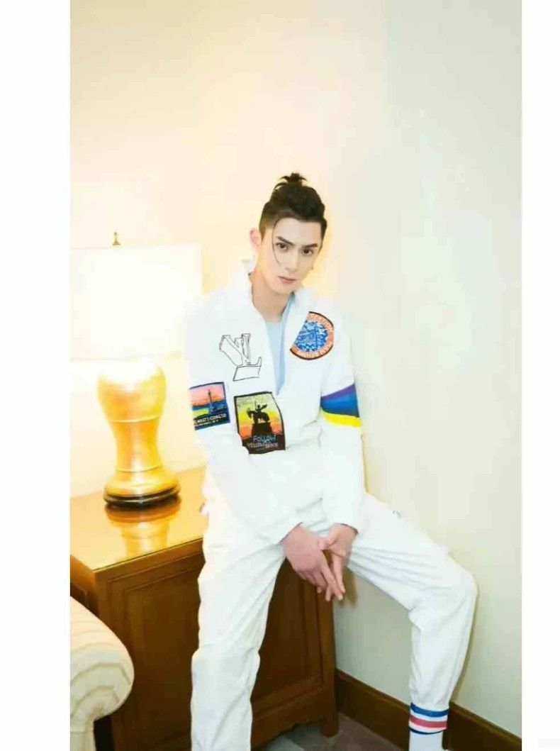 Louis Vuitton Louis Vuitton Heavy-duty embroidered beaded rainbow embroid Size US XL / EU 56 / 4 - 9 Thumbnail