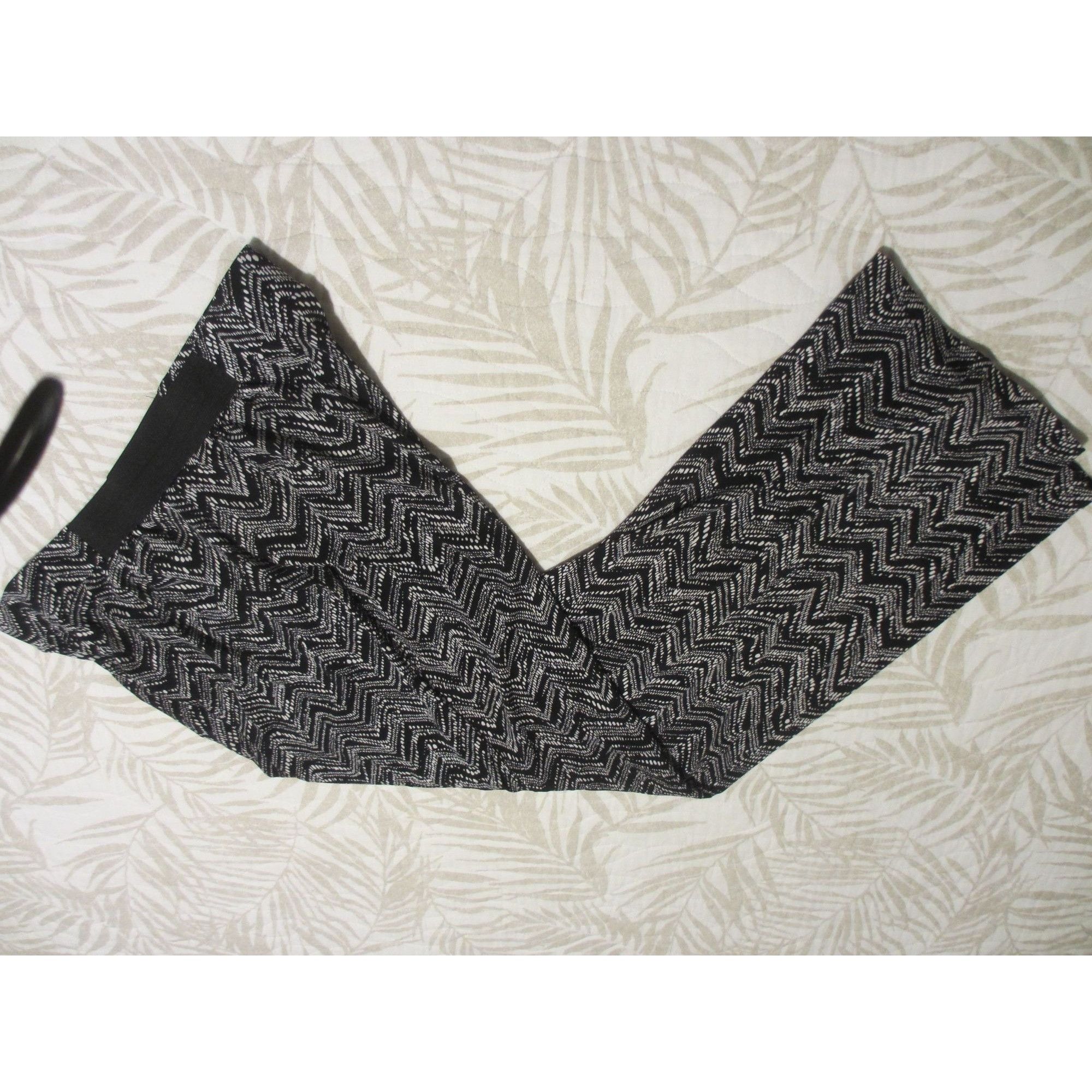 Other Motherhood Maternity Black & White Chevron Print Elastic Wai Size 40" / US 18 - 1 Thumbnail