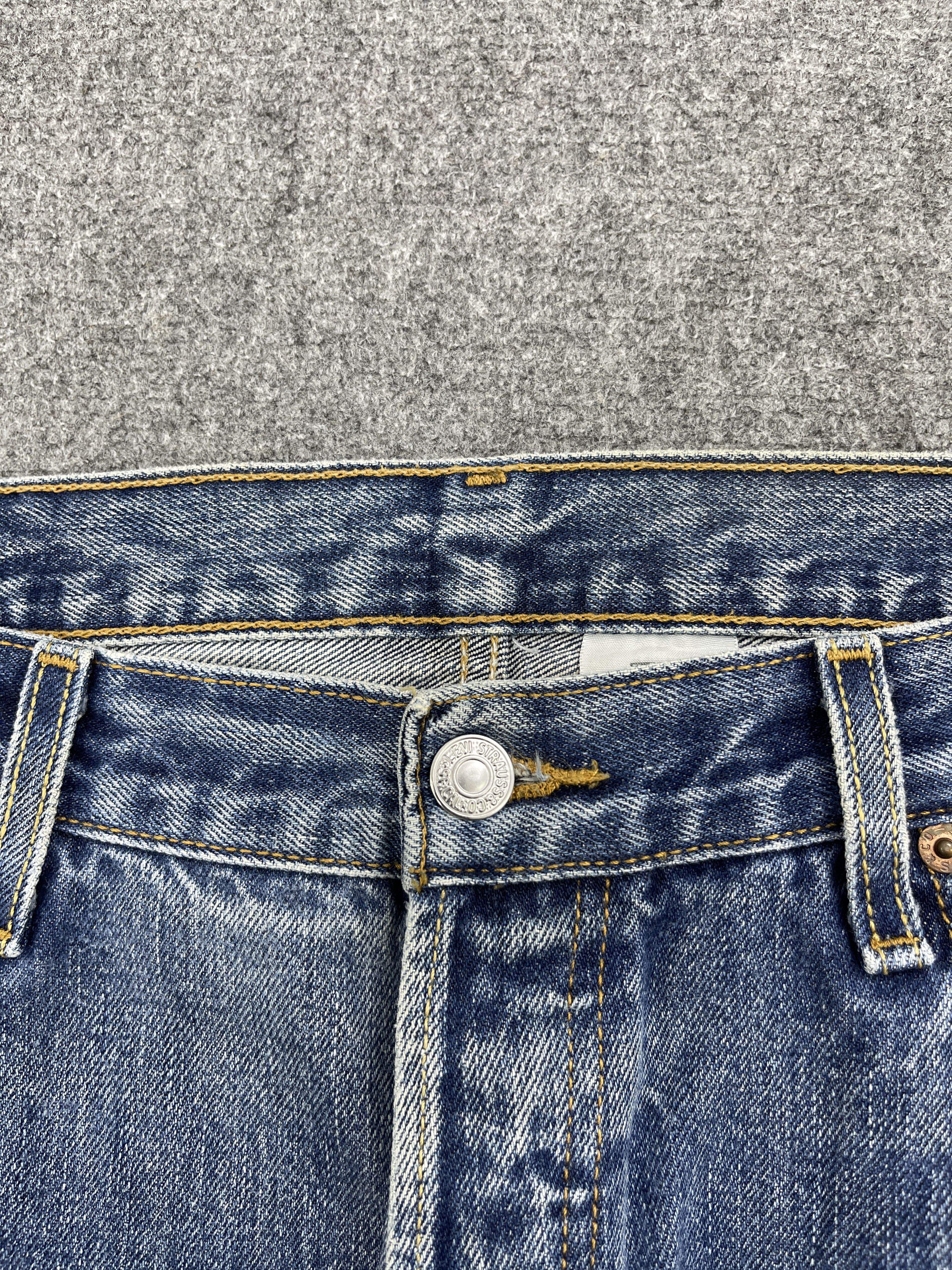 Levi's × Vintage Distressed Vintage 90s Levis 501 Faded Blue Denim Jeans Size US 37 - 10 Thumbnail