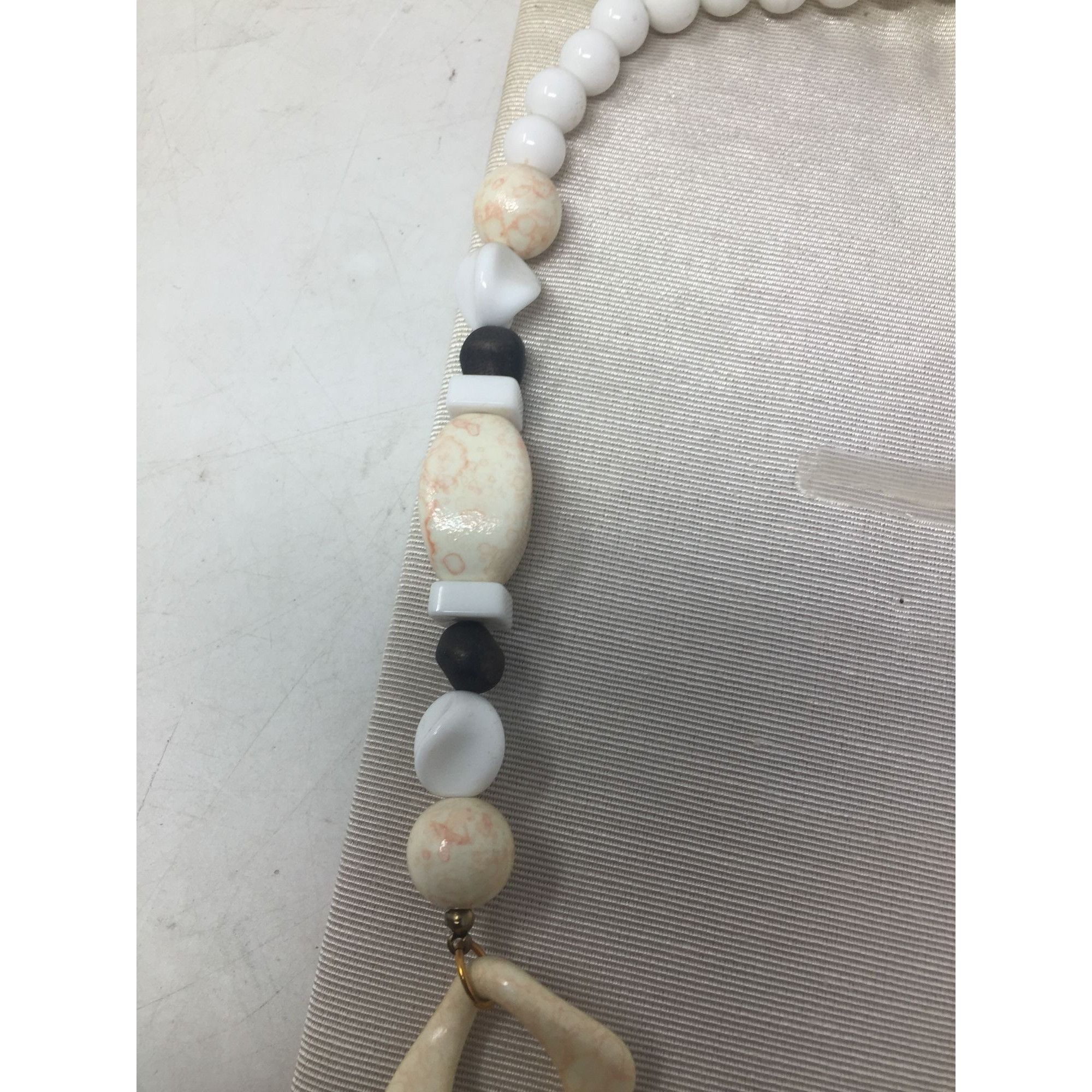 Other Women's Beautiful Beaded Necklace with Gold tone Clasp Size ONE SIZE - 4 Thumbnail