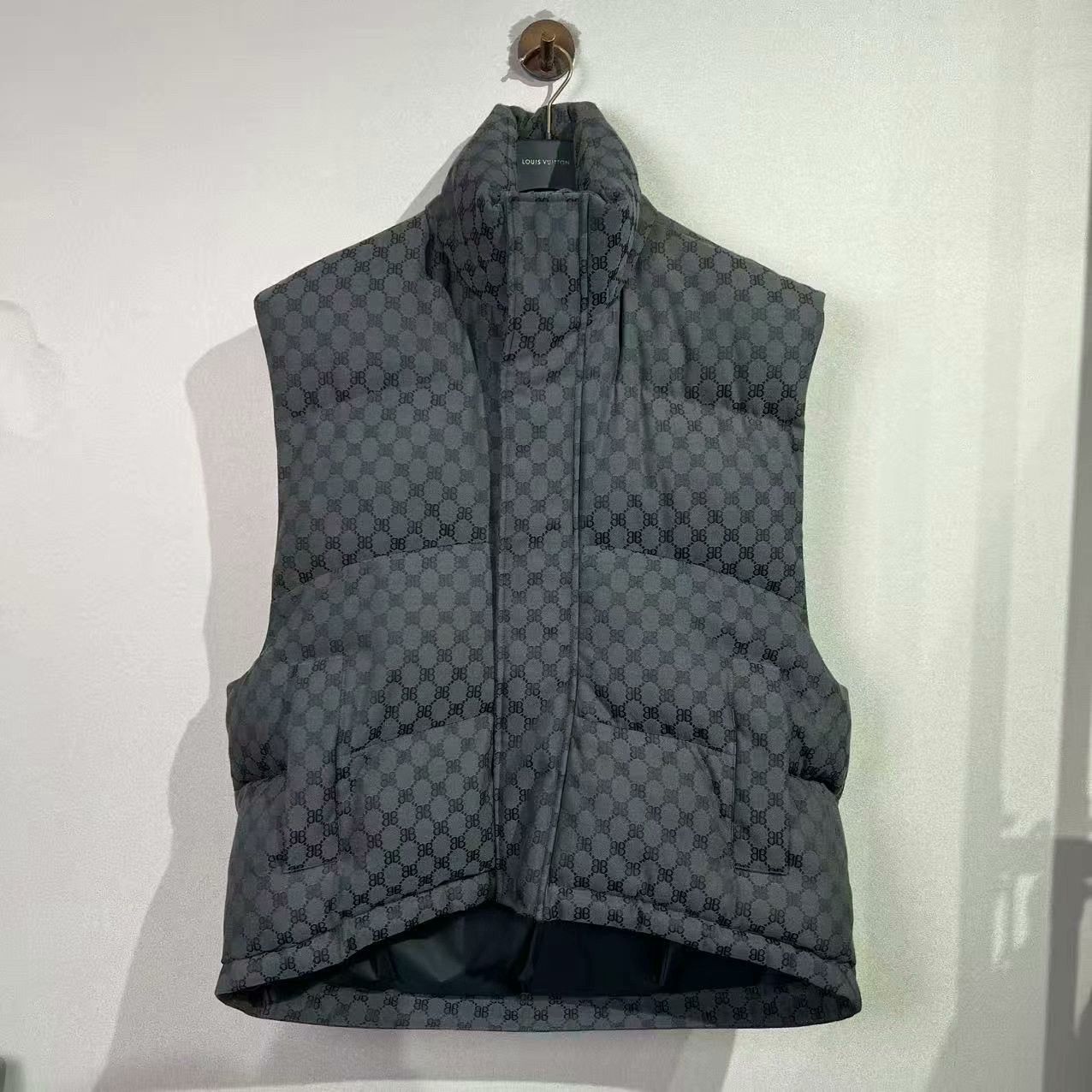 Balenciaga balenciaga gucci logo printed down vest Size US S / EU 44-46 / 1 - 1 Thumbnail