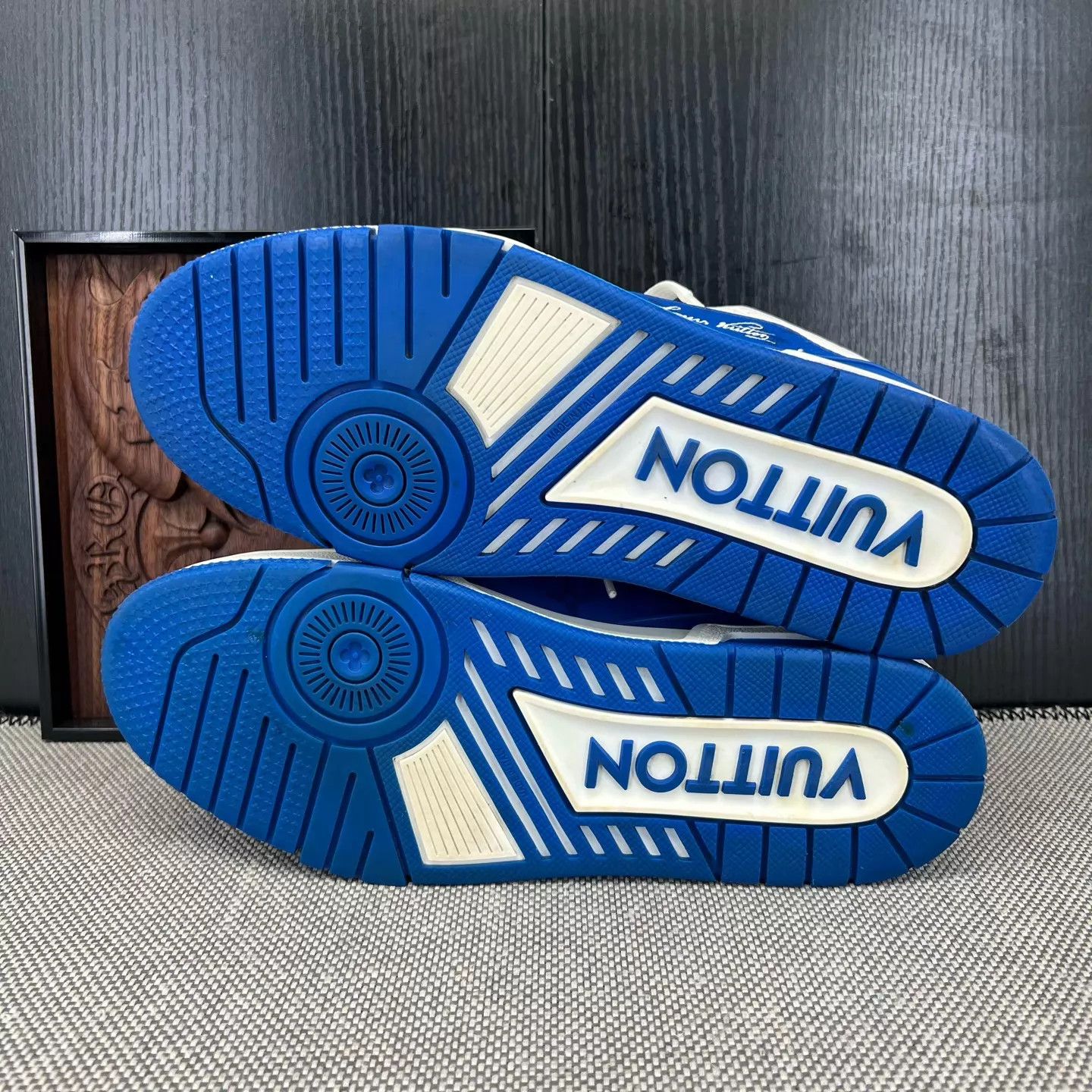 Louis Vuitton LV Trainer White/Blue Embossed 7.5/41.5 LN Box Size US 8.5 / EU 41-42 - 5 Thumbnail