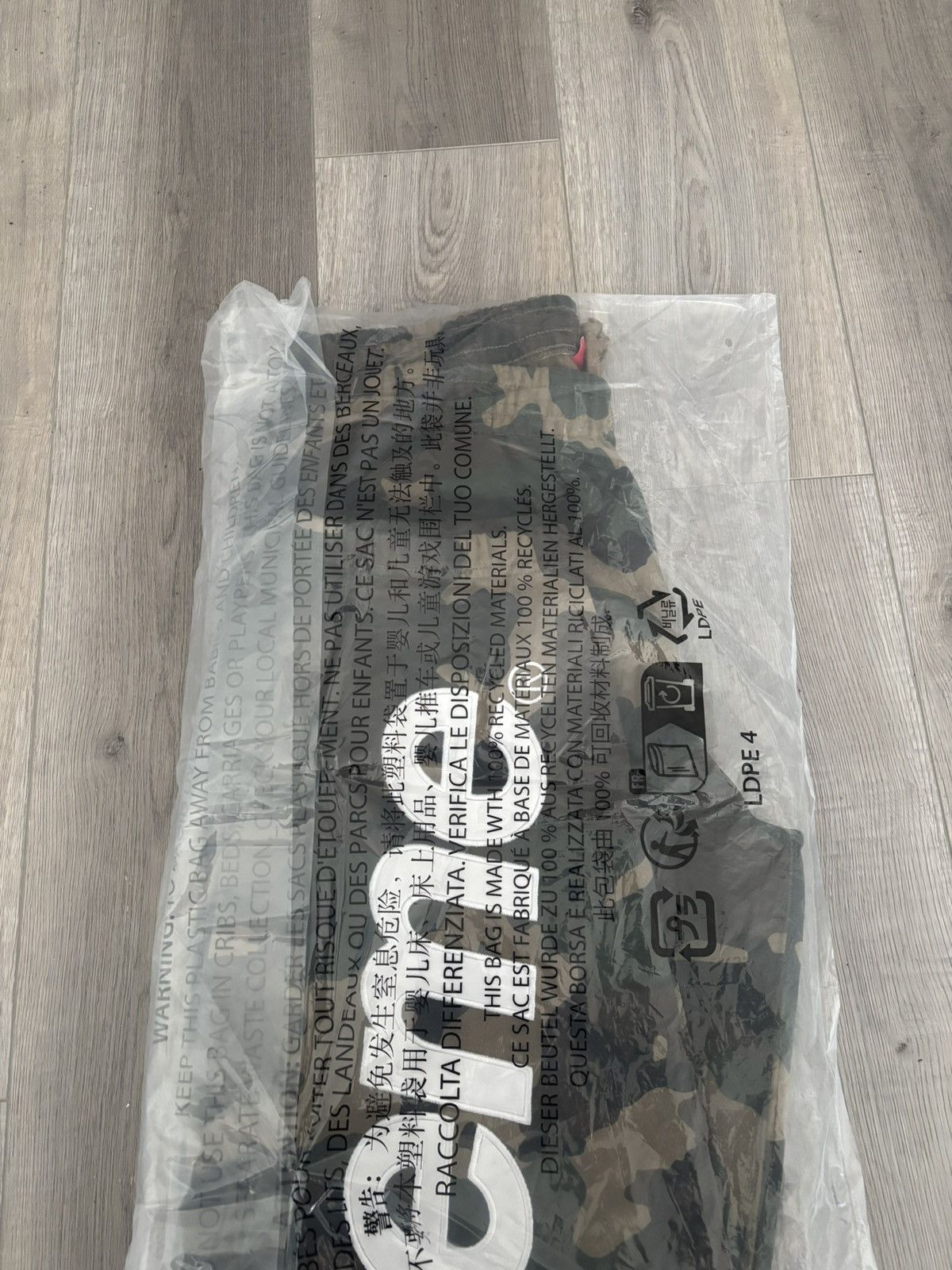 Supreme Satin appliqué Camo supreme sweatpants Size US 34 / EU 50 - 2 Thumbnail
