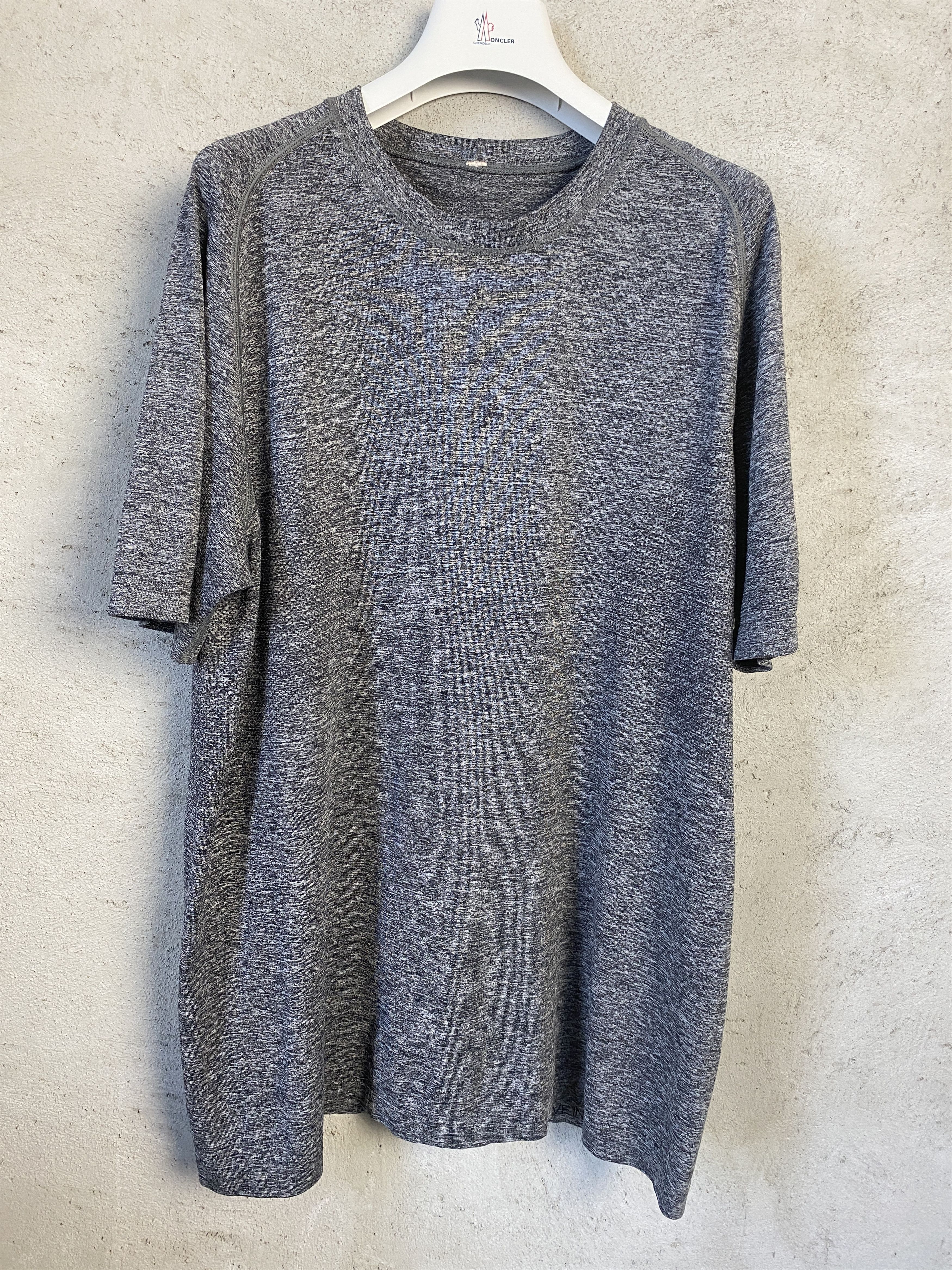 Lululemon Lululemon big back logo t-shirt tee sport yoga gym Size US L / EU 52-54 / 3 - 2 Thumbnail