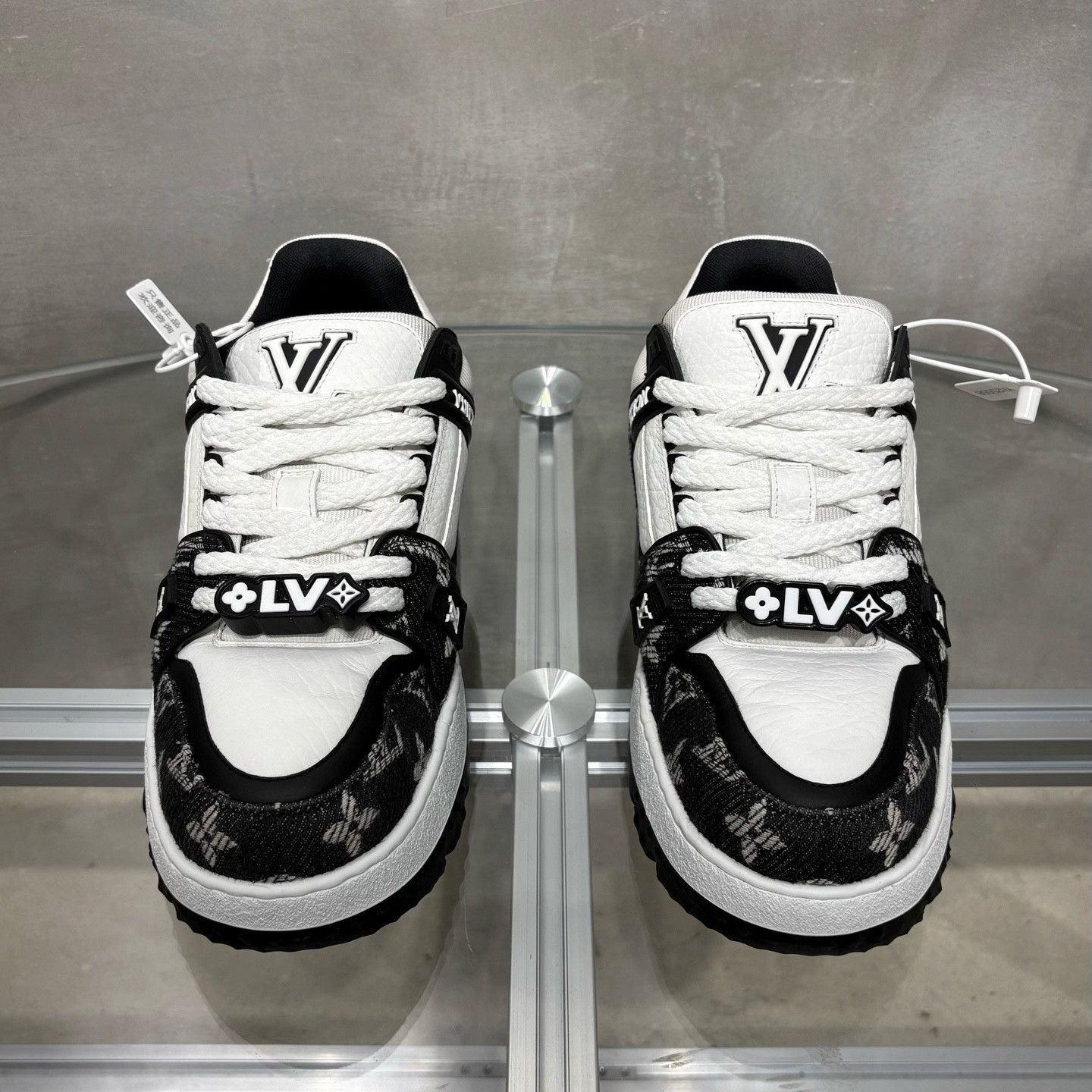 Louis Vuitton Louis Vuitton Training Black Lowtop Sneakers 8 Men Size US 8 / EU 41 - 1 Thumbnail