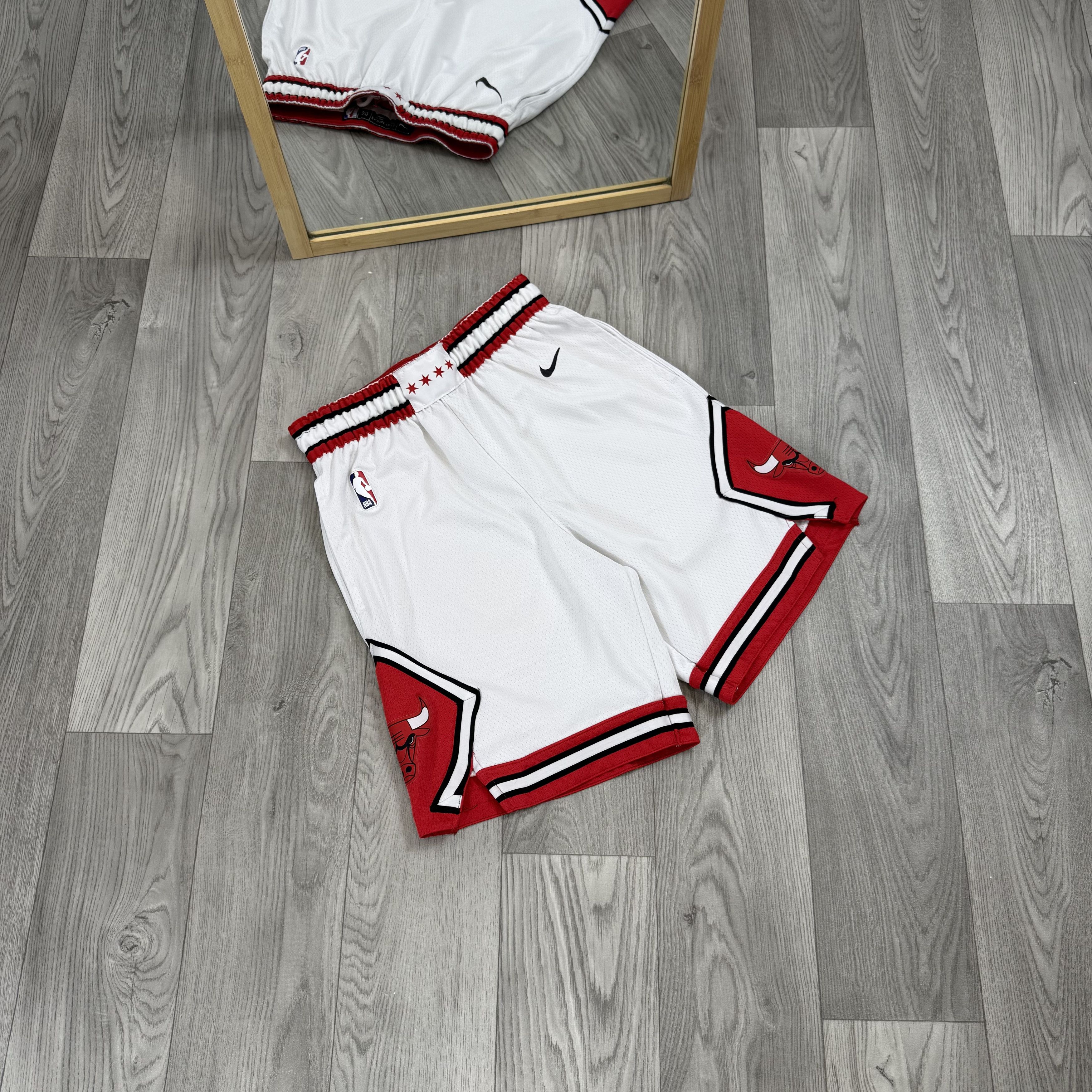 Nike Nike NBA Chicago Bulls White Jersey Shorts Size US 30 / EU 46 - 2 Thumbnail