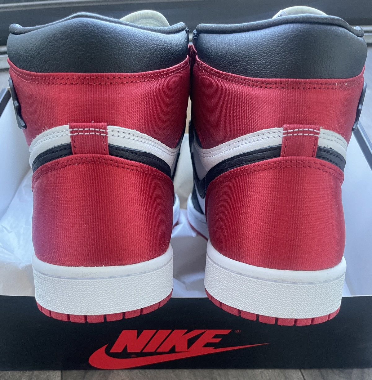 Jordan Brand × Nike New Nike Jordan 1 Retro Hi OG WMNS Satin Black Toe sneaker Size US 11 / IT 41 - 5 Thumbnail