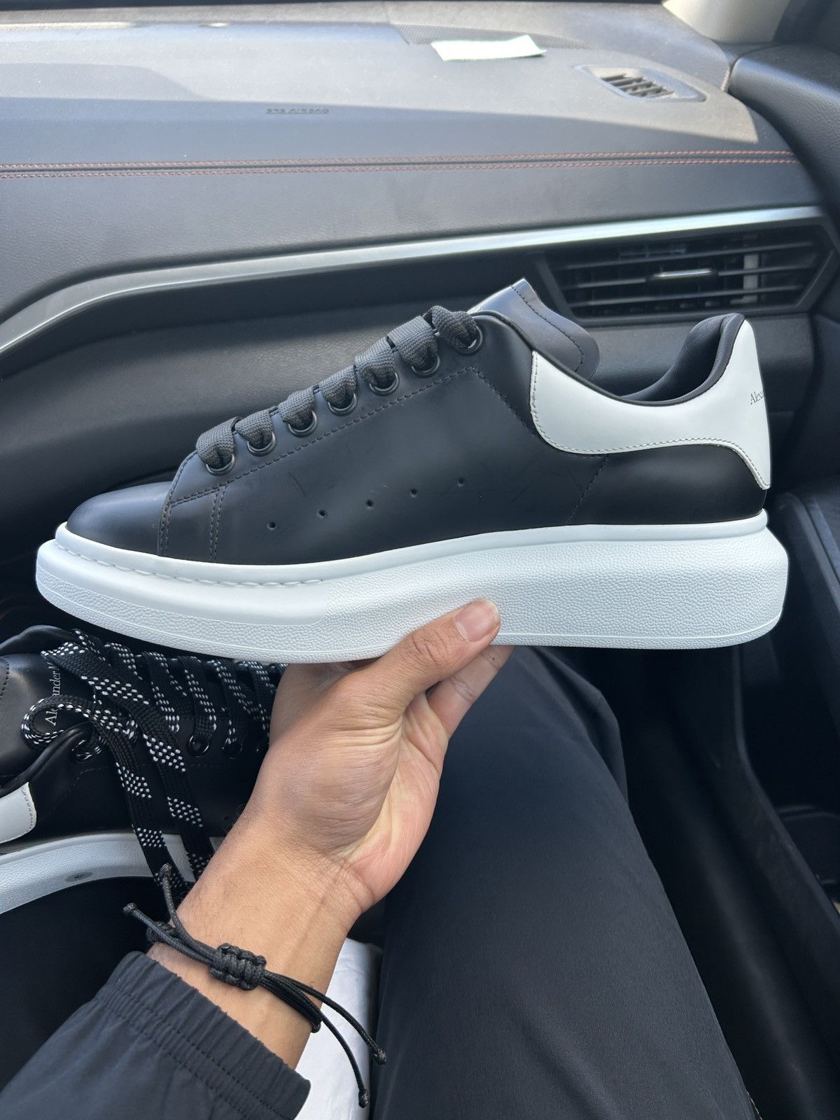 Alexander McQueen Alexander McQueen oversized sneaker Black/White Size US 9 / EU 42 - 4 Thumbnail