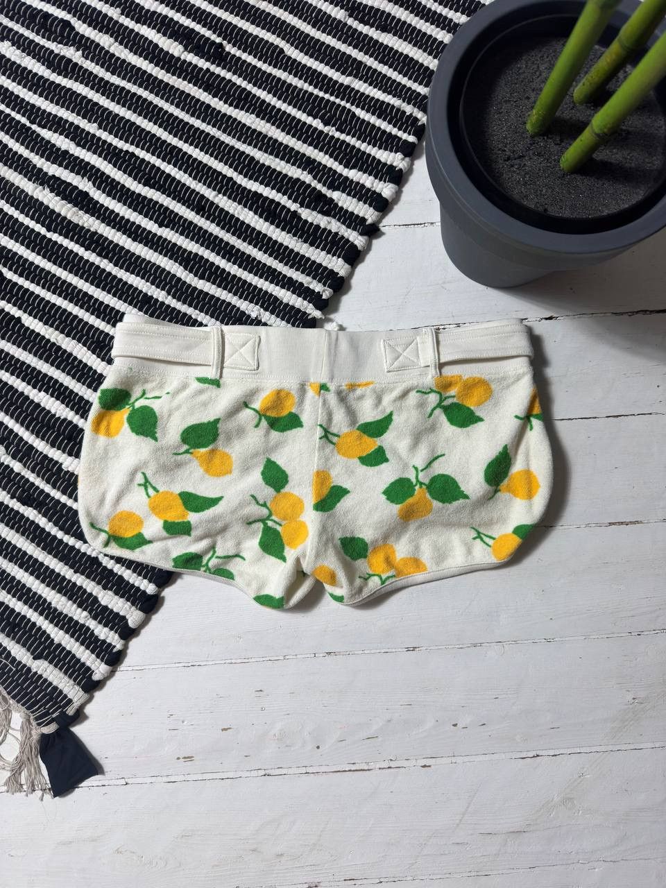 Juicy Couture VINTAGE JUICY COUTURE LEMON MONOGRAM PRINT Y2K SHORTS Size 26" / US 2 / IT 38 - 4 Thumbnail