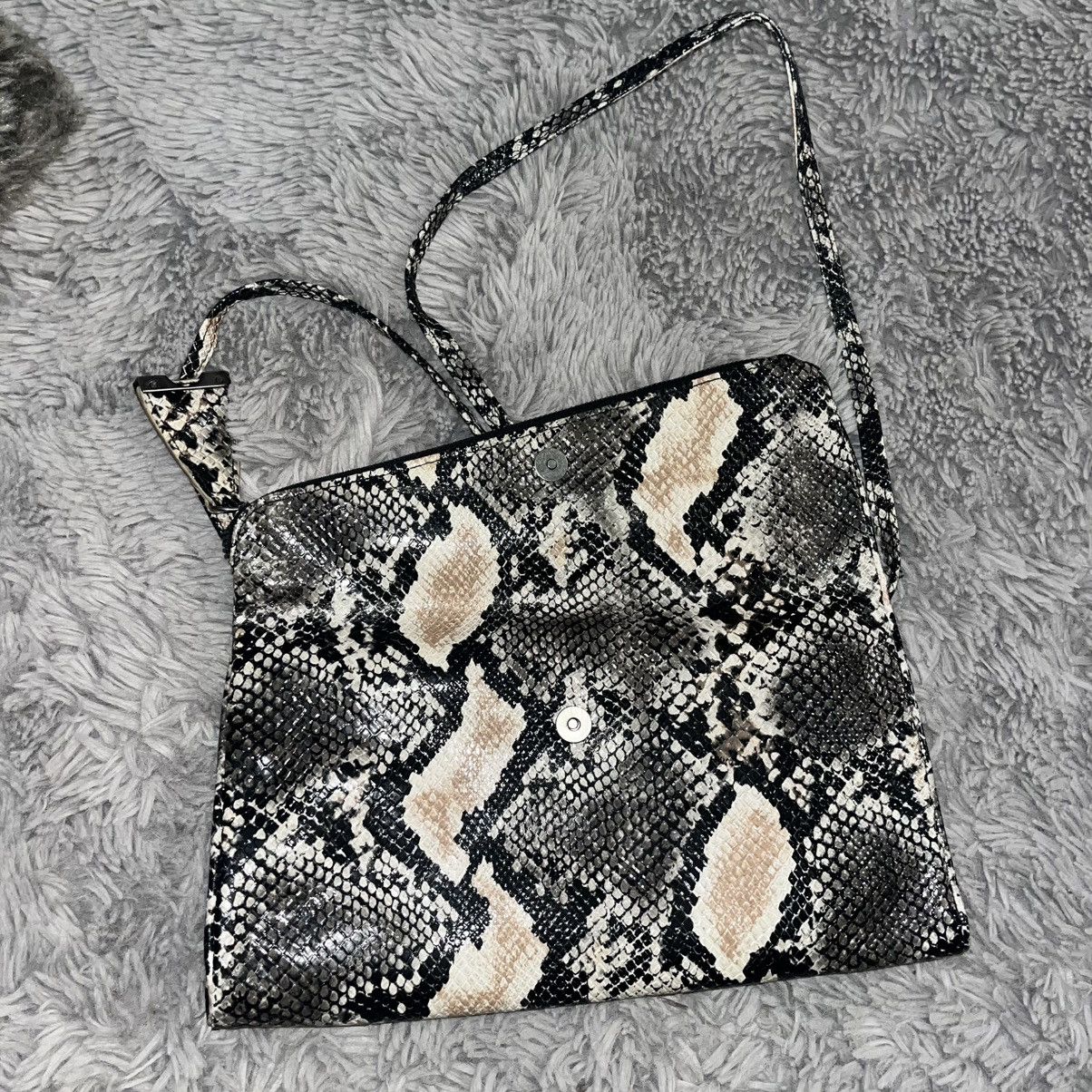 Jessica Simpson Jessica Simpson Black and Cream Snakeskin Crossbody Bag Size ONE SIZE - 7 Thumbnail