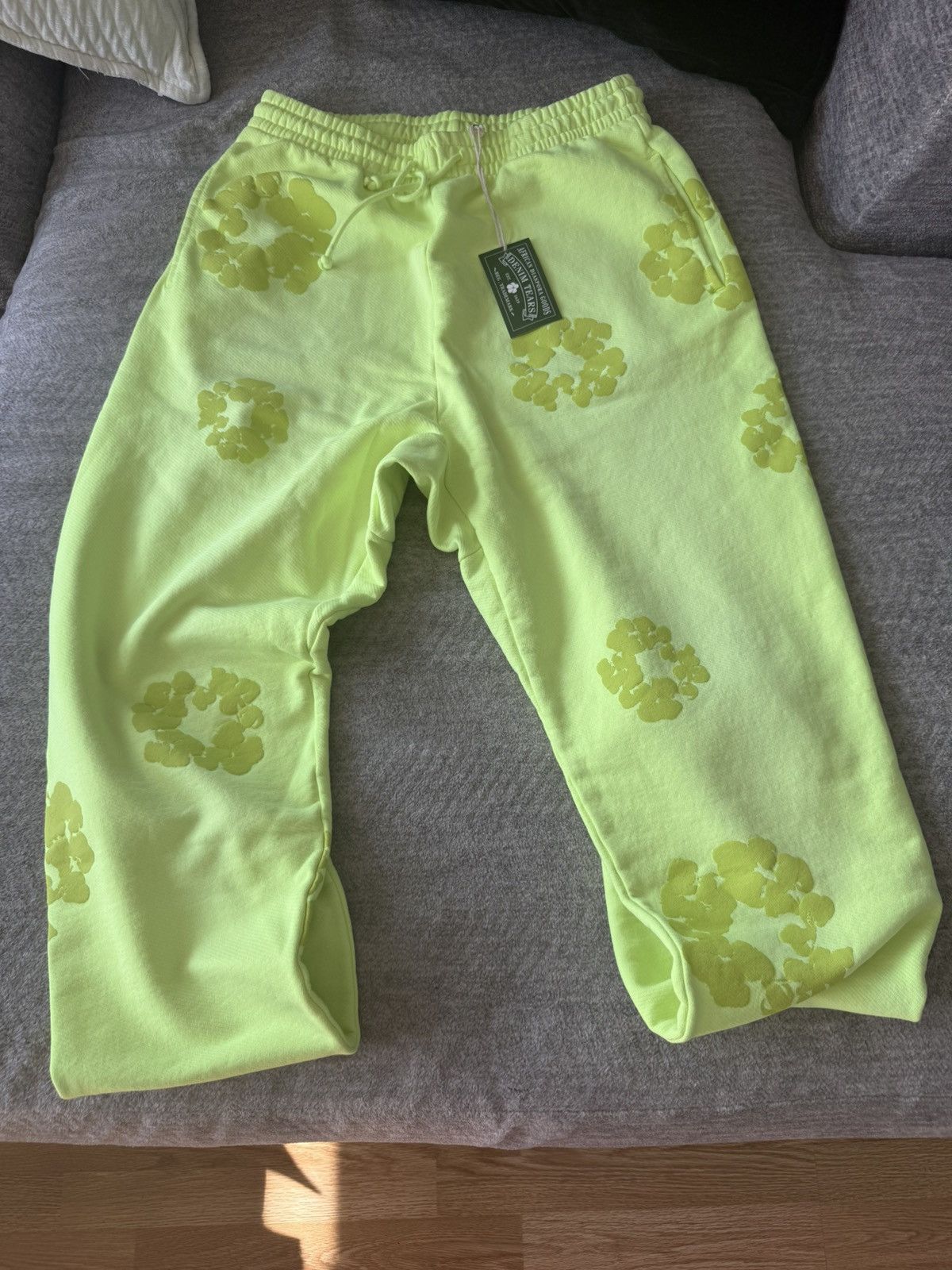 DENIM TEARS Denim Tears Mono Cotton Wreath Neon Green Sweatpants Size US 31 - 1 Thumbnail