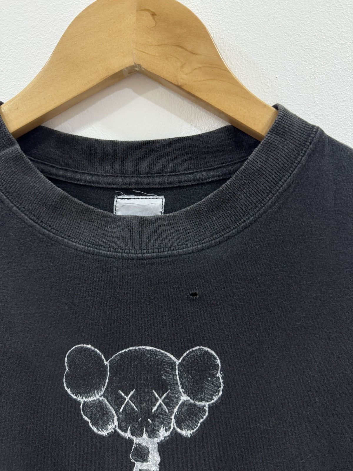 Kaws KAWS NEIGHBORHOOD ORIGINALFAKE SKULL MIDDLE FINGER SHIRT Size US S / EU 44-46 / 1 - 10 Thumbnail