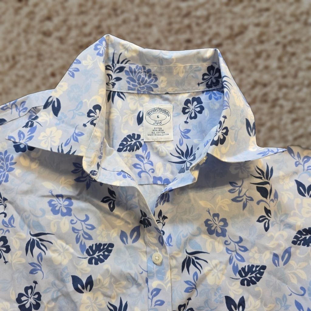 Brooks Brothers Brooks Brothers Top Womens Size 6 White Blue Floral Aloha Tropcial Button Casual Shirt Size M / US 6-8 / IT 42-44 - 1 Thumbnail
