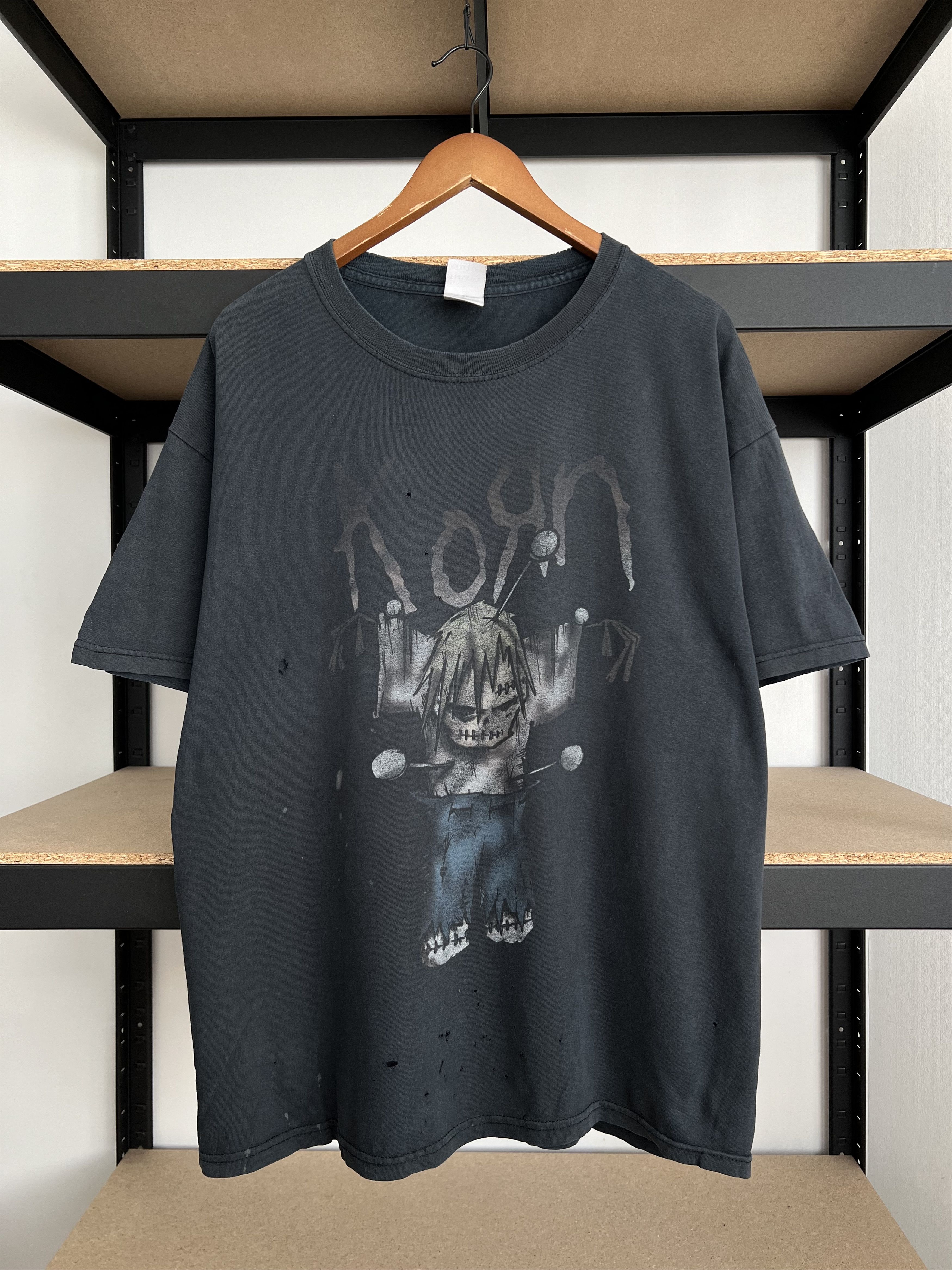Band Tees Vintage 2000s Korn Rock Band Thrashed Faded Black T-shirt Size US XL / EU 56 / 4 - 1 Thumbnail