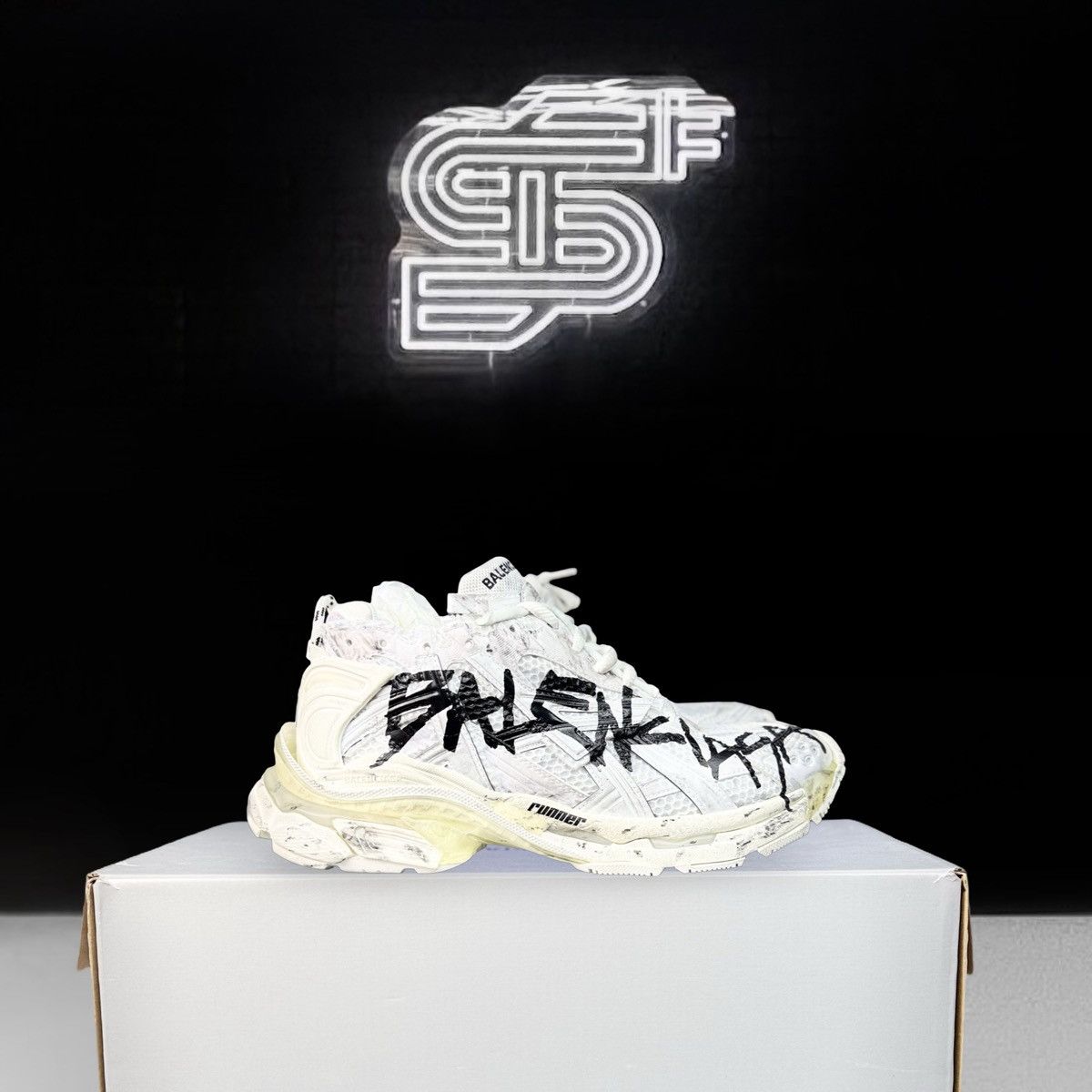 Balenciaga Balenciaga Runner White Graffiti Size US 6.5 / EU 39-40 - 1 Thumbnail