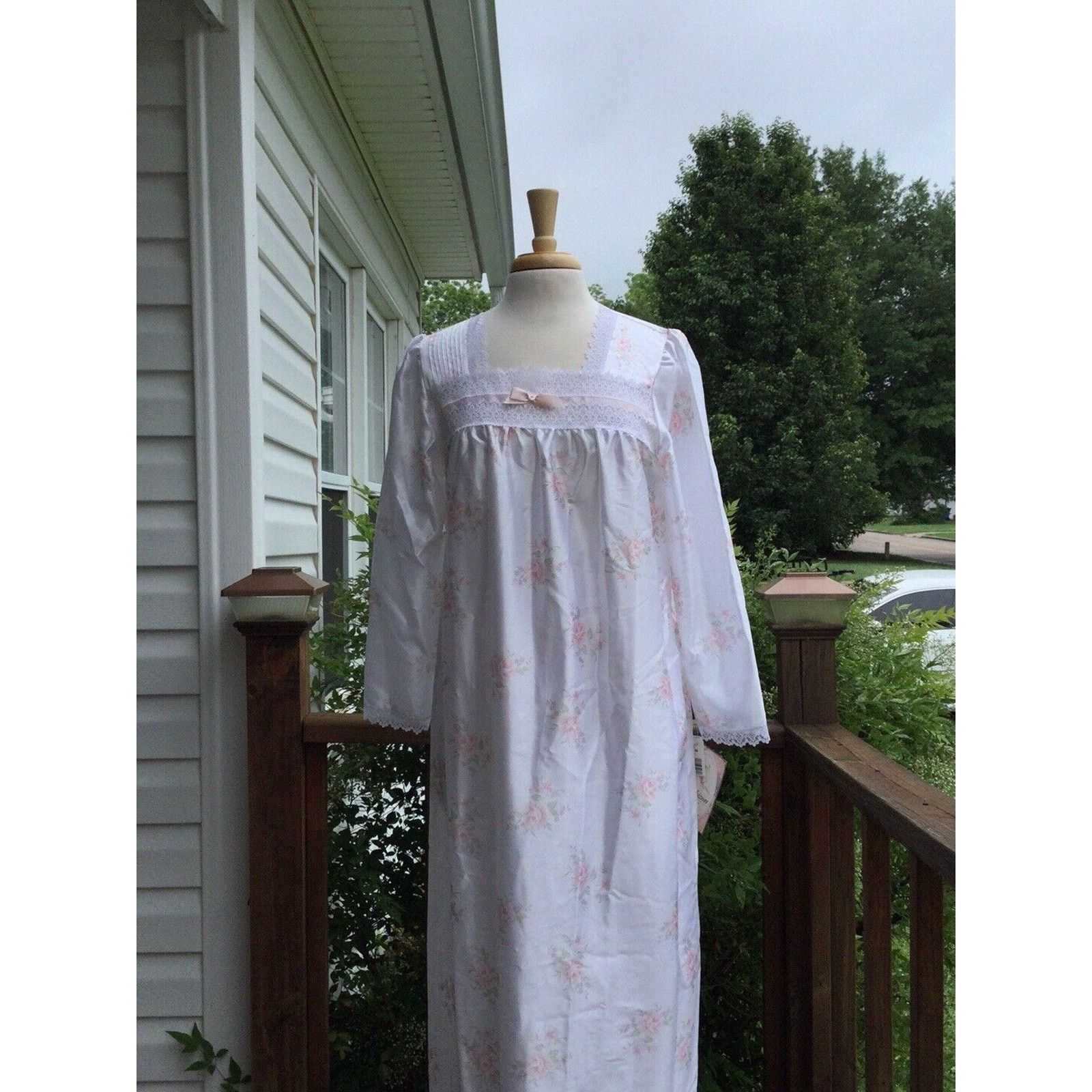 Other Barbizon White Floral Bethany Gown Nightgown Size Small NWT Size ONE SIZE - 2 Thumbnail