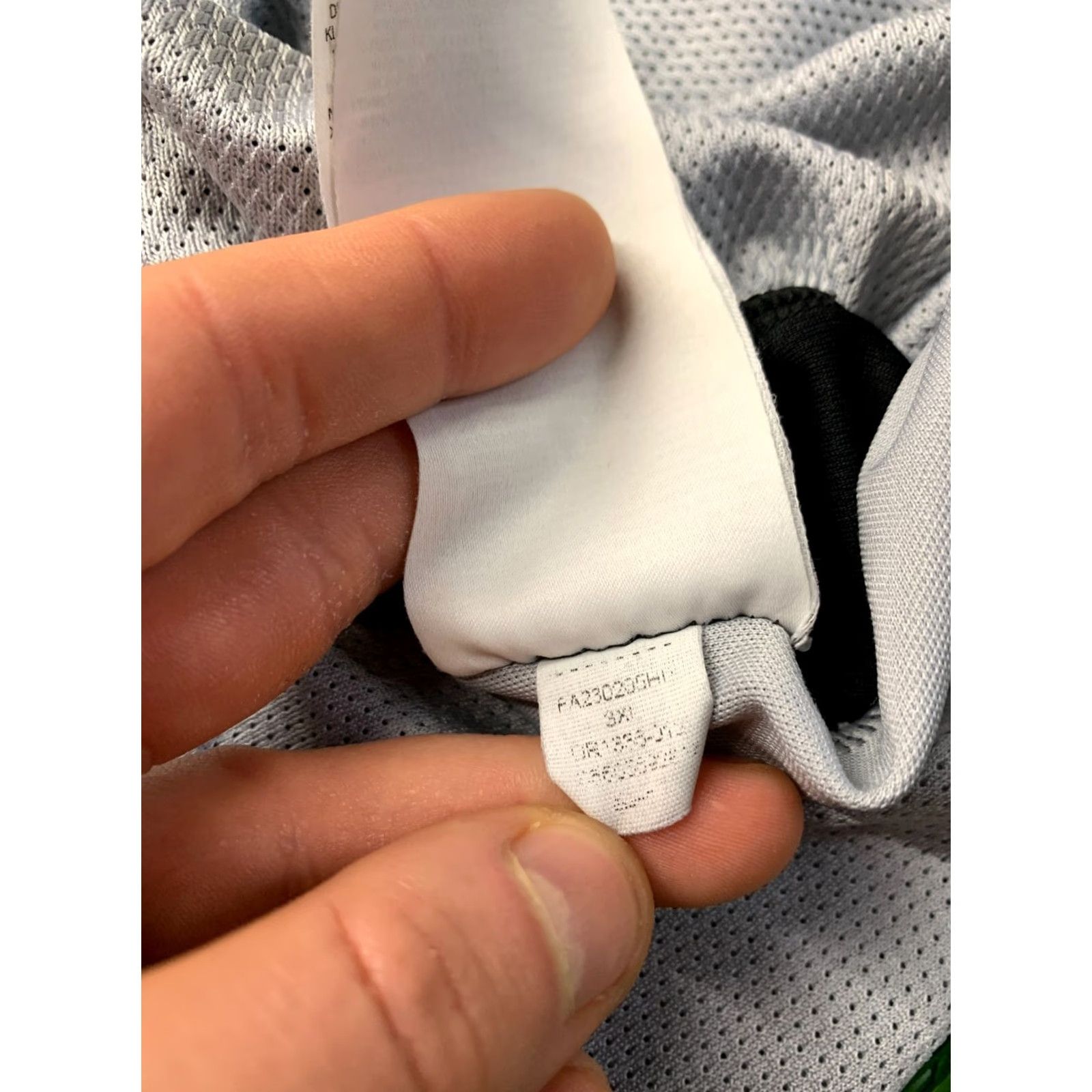 Nike NIKE ACADEMY DRI-FIT ORIGINAL 2023 MEN FOOTBALL SHIRT JERSEY XXXL GRAY AND BLACK Crew Neck Short Sleeve Diagonal Football Nike Dri-FIT Mens XXXL Size US XXL / EU 58 / 5 - 7 Thumbnail