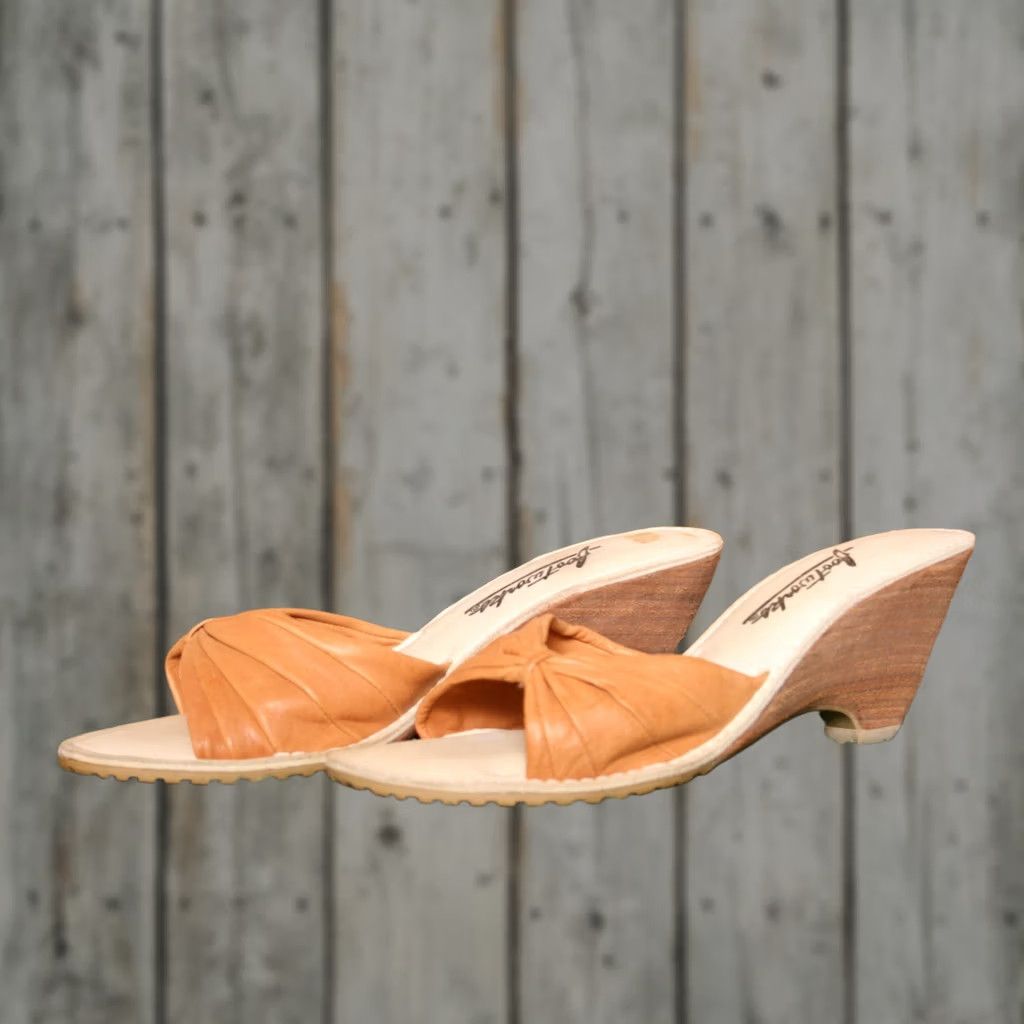 Vintage VINTAGE Footworks Sandal Womens Leather Tan 2.75" Wedge Sz. 8.5 M Slide Footworks Tan Leather Sandals Wedge Slip On Shoes Women 8.5 M Size US 9 / IT 39 - 1 Thumbnail