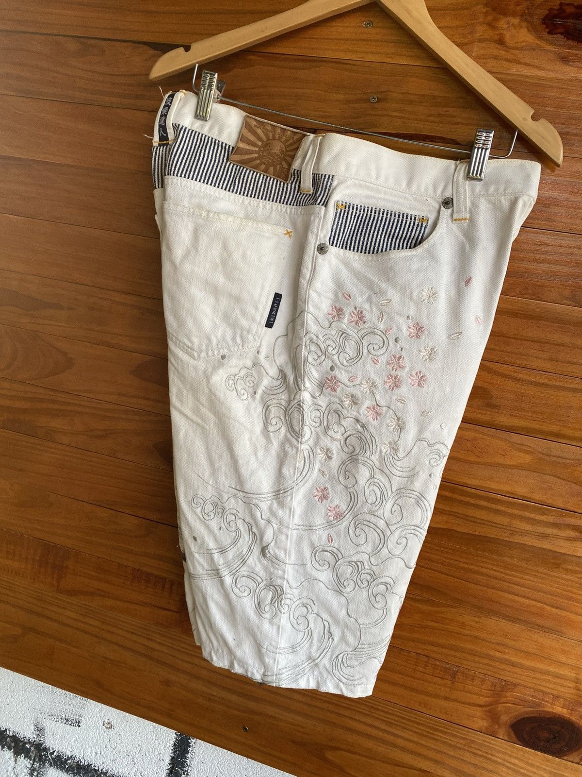 Japanese Brand Namitatsu Japanese Embroidered Koi Fish White Denim Shorts Size US 31 - 17 Thumbnail