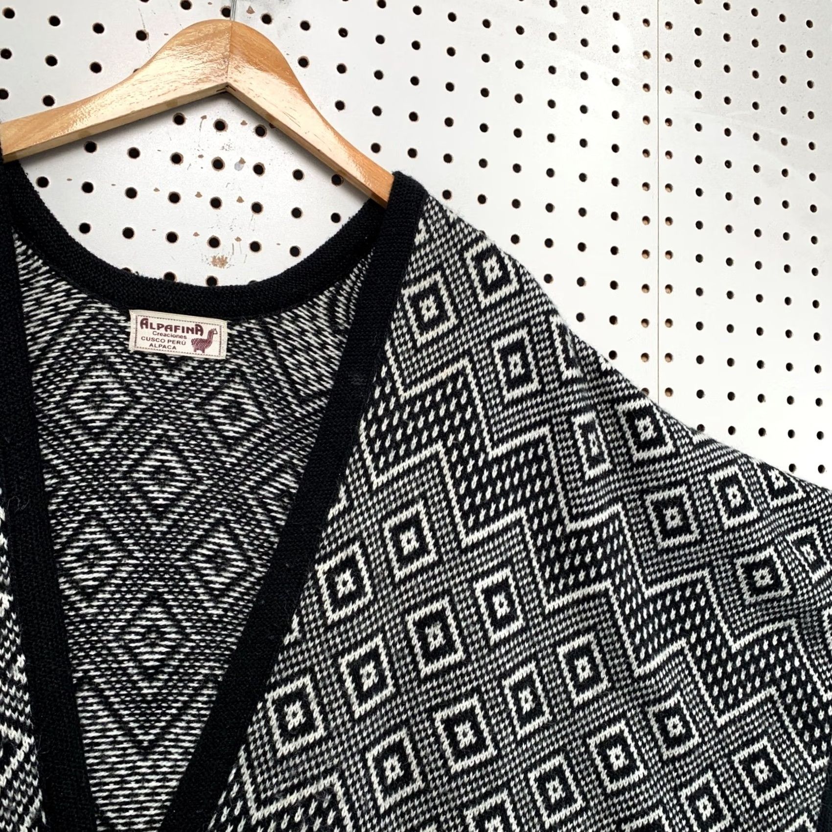 Vintage VINTAGE Alpafina Cusco Peru Alpaca Wool Poncho Geometric Diamond Knit Black White Wrap Size ONE SIZE - 5 Thumbnail