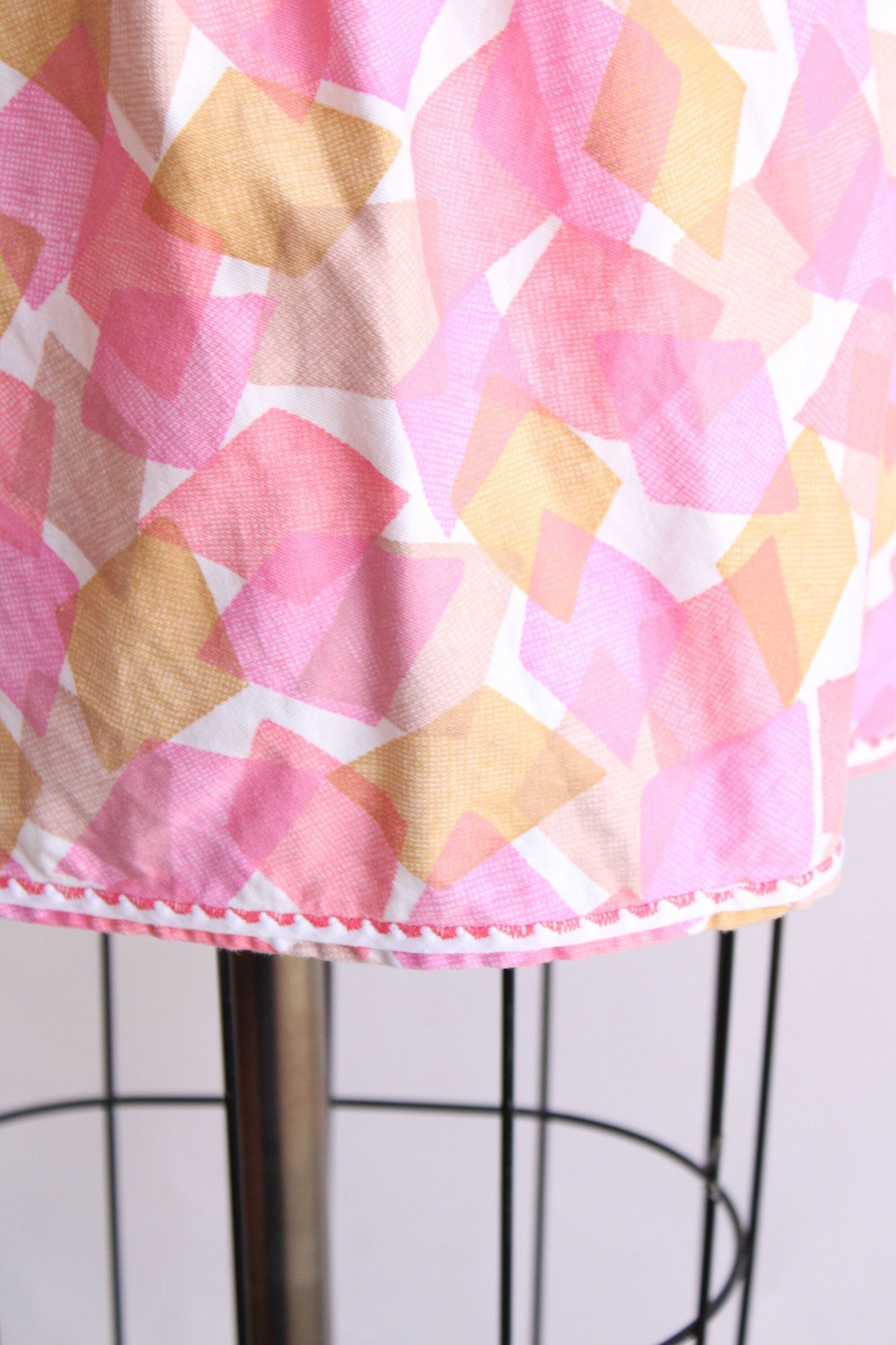 Vintage Vintage 1960s Apron With Pocket, Pink and Yellow Geometric P Size ONE SIZE - 5 Thumbnail