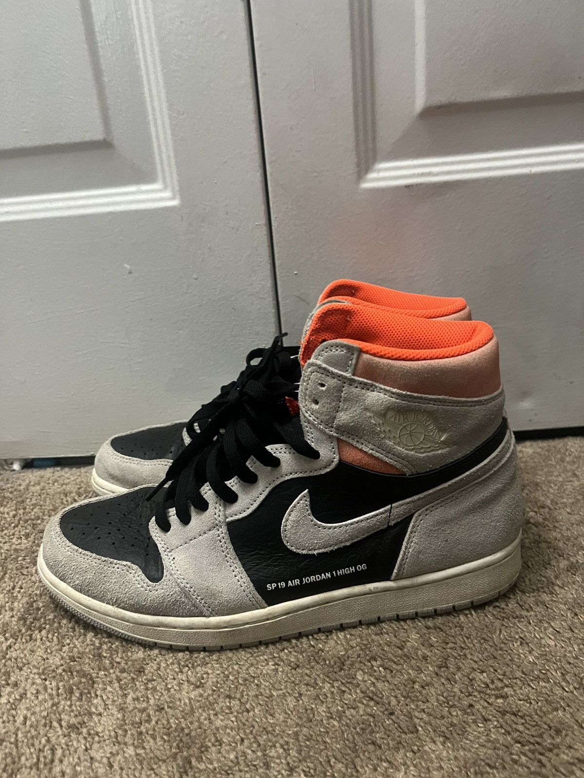 Jordan Brand Air Jordan 1 Retro High OG 'Neutral Grey' Size US 11 / EU 44 - 3 Thumbnail