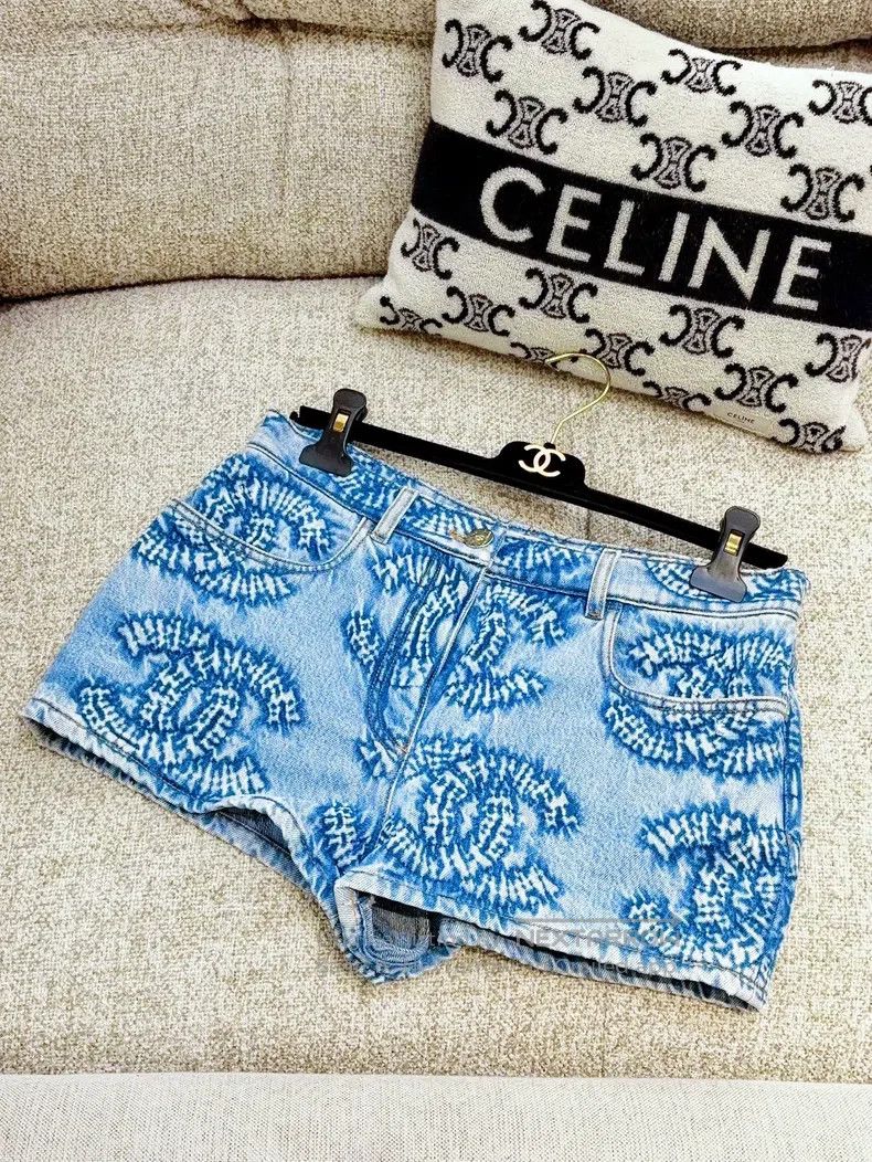Chanel Chanel 24 new blue double C washed denim hot pants Size 26" / US 2 / IT 38 - 2 Thumbnail