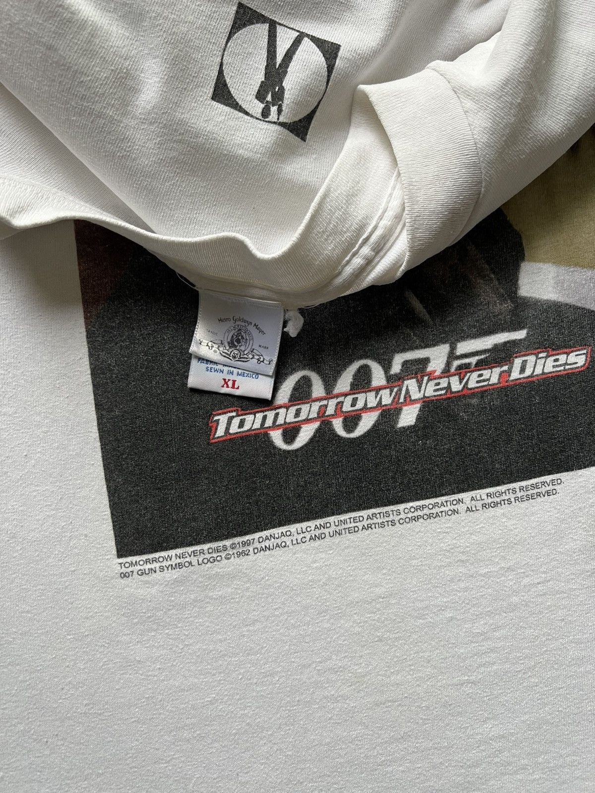 Vintage 1997 James Bond Tomorrow Never Dies Movie Promo Tee Shirt Size US XL / EU 56 / 4 - 4 Thumbnail