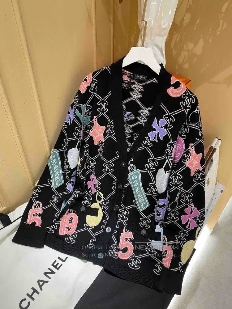 Chanel Chanel 22p black printed lion head button knitted cardigan Size S / US 4 / IT 40 - 1 Thumbnail