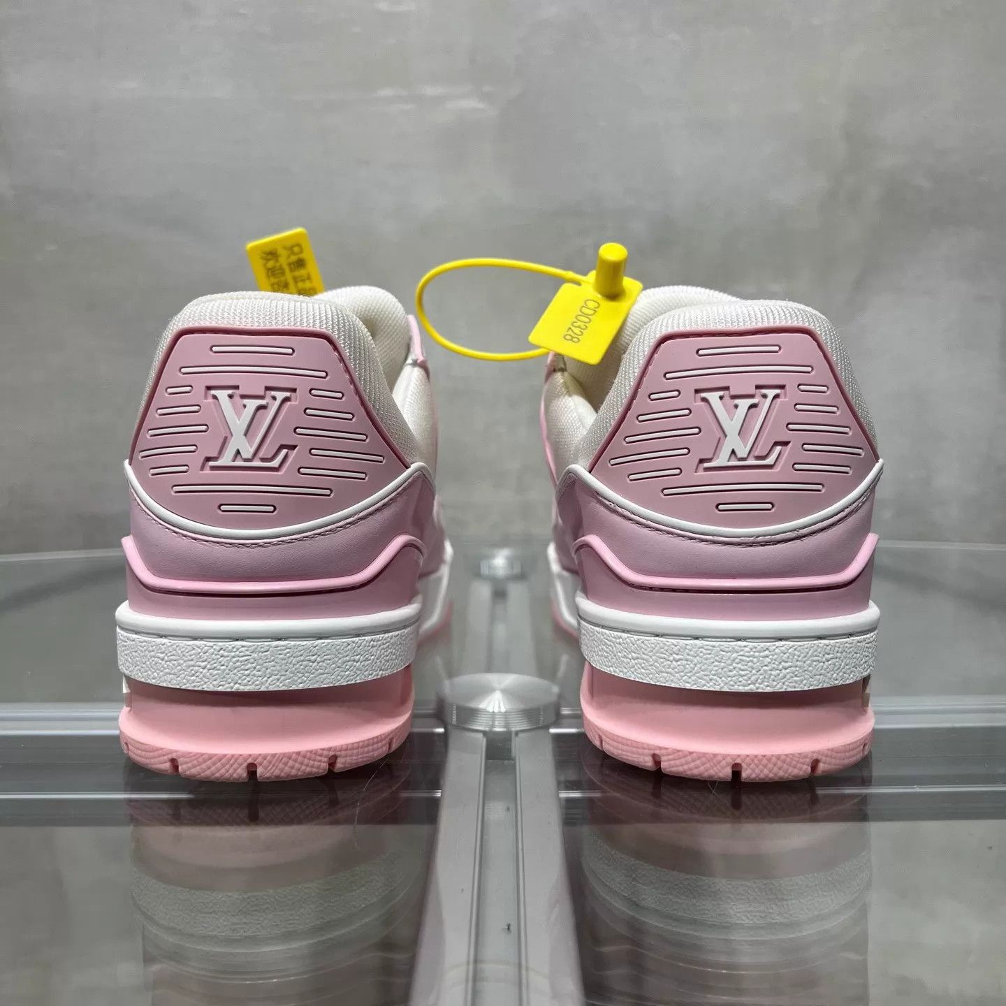 Louis Vuitton Louis Vuitton Trainer White/Pink Women's UK2.5/36.5 New Size US 6 / IT 36 - 6 Thumbnail