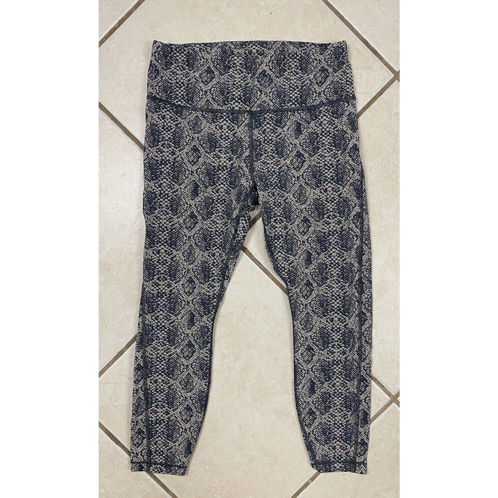 Athleta Athleta Ultimate 7/8 Tight S Snakeskin Stretchy Athleisure Size 24" / US 00 / IT 34 - 1 Thumbnail