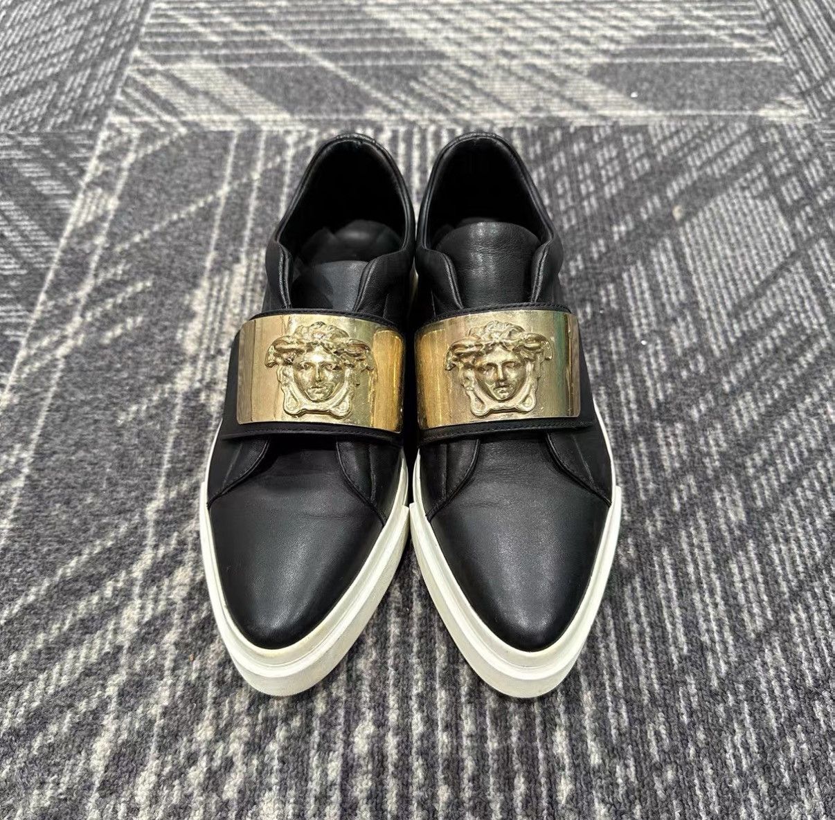 Versace Versace Medusa Casual Leather Shoes J42 Size US 5 / IT 35 - 2 Thumbnail