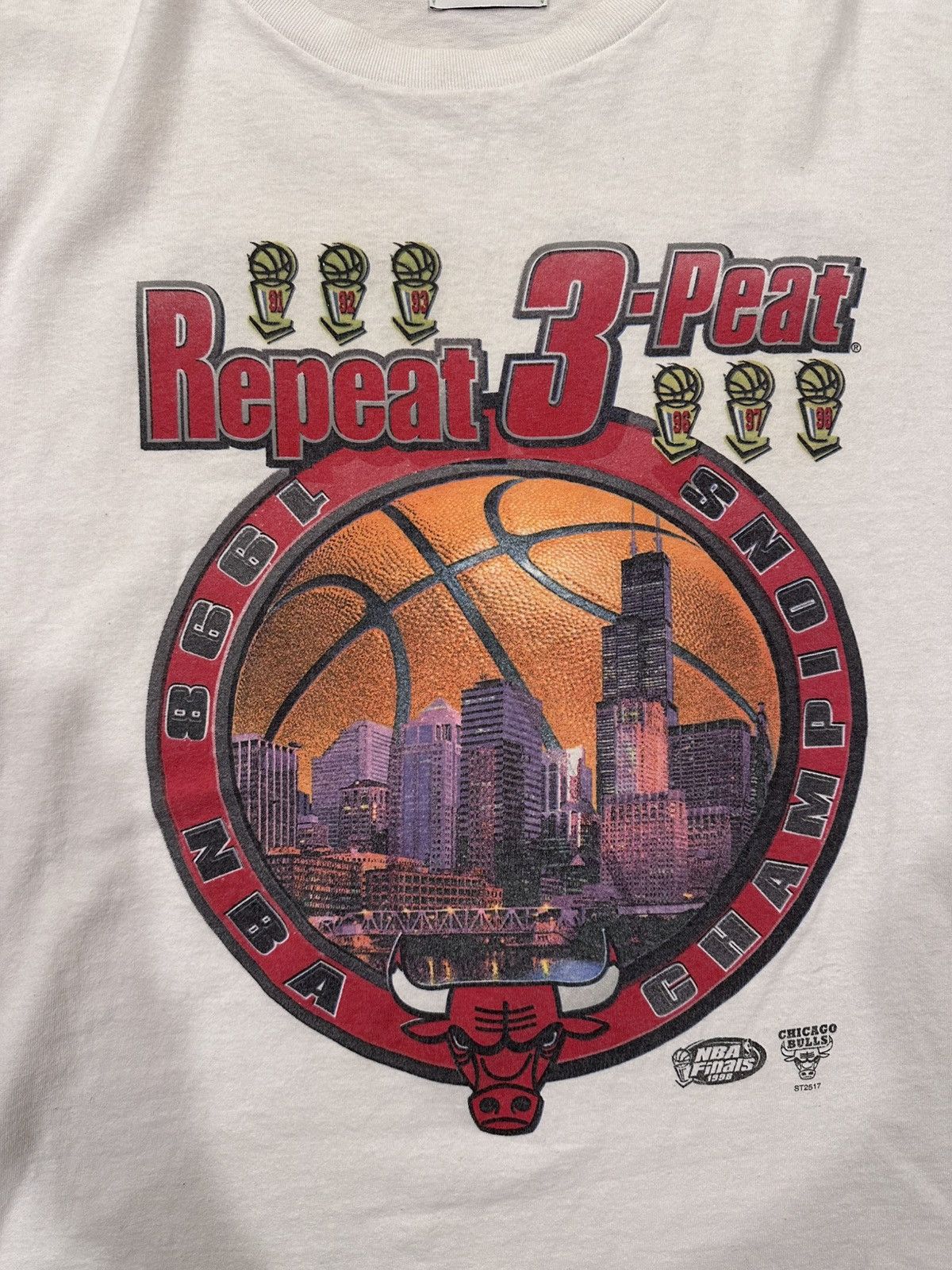 NBA × Rsvp Gallery × Vintage RSVP Gallery x Vintage Chicago Bulls 1998 Repeat 3-Peat Tee Size US XXL / EU 58 / 5 - 5 Thumbnail