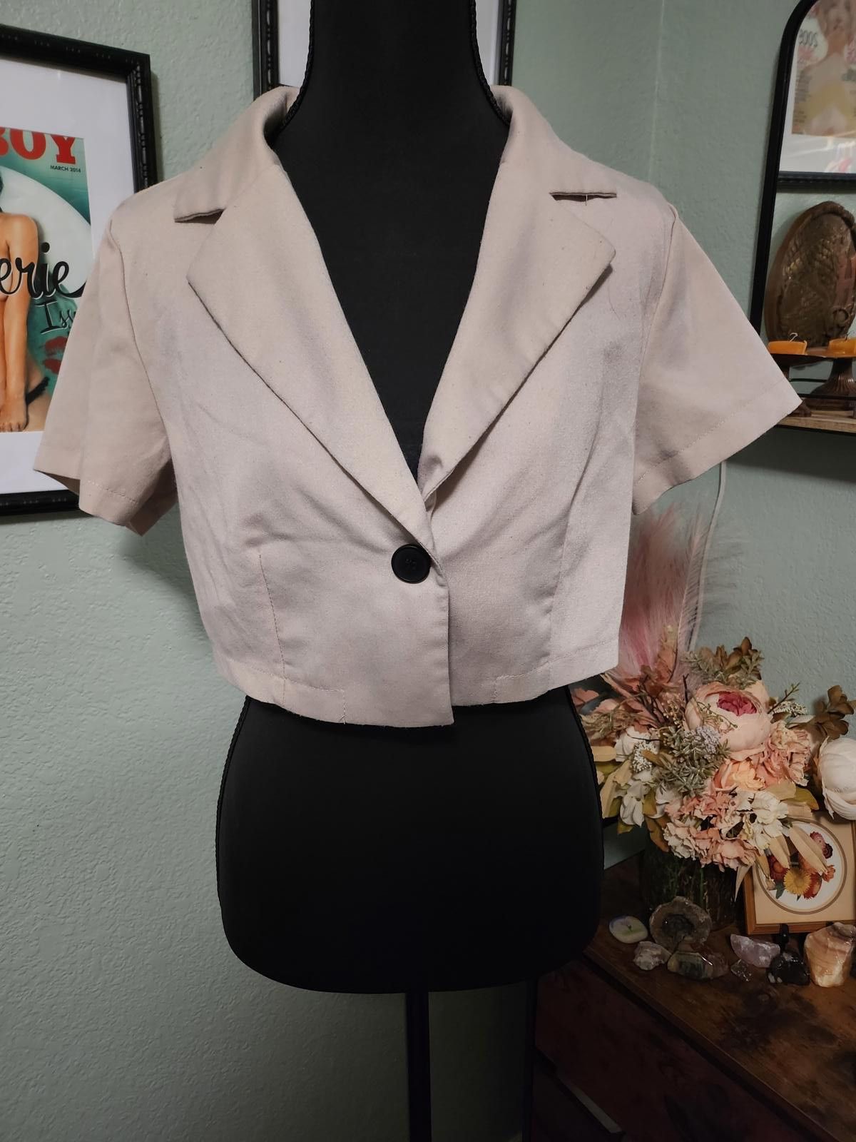 Shein Shein cropped beige blazer with single button, size small Size S / US 4 / IT 40 - 1 Thumbnail