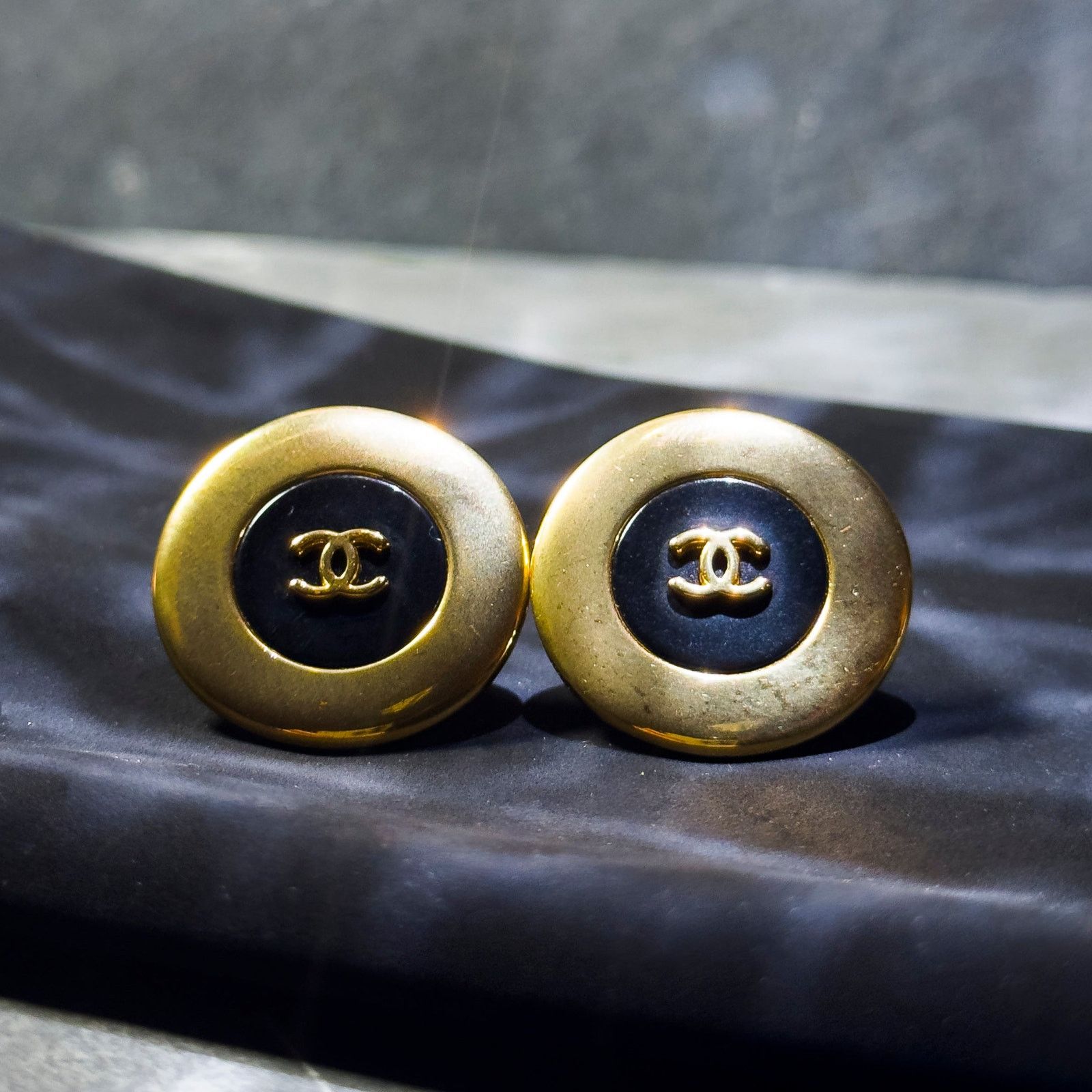 Chanel Vintage Chanel Black CC Button Earrings Size ONE SIZE - 1 Thumbnail