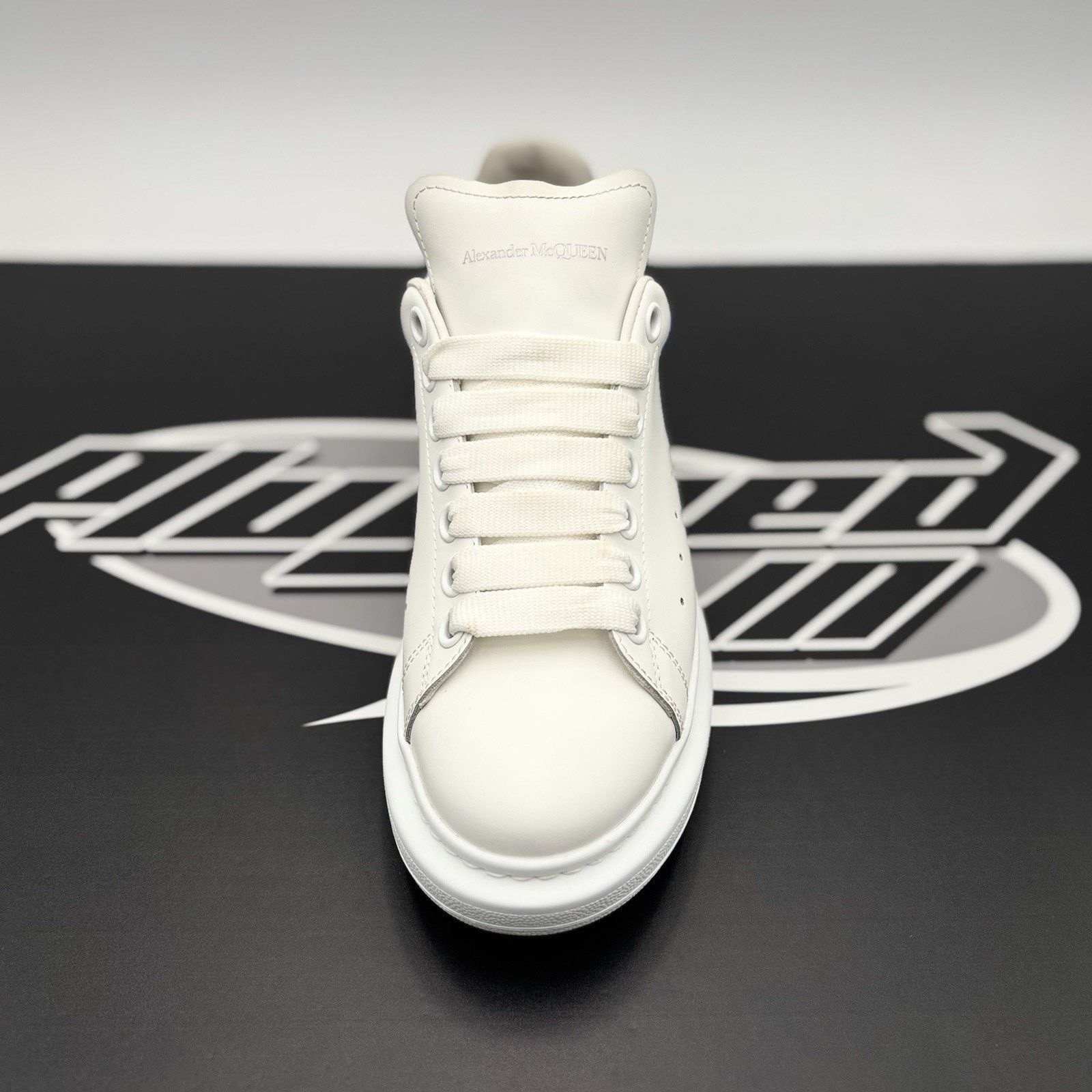 Alexander McQueen Alexander McQueen Oversized ' White Ultramarine' | GREAT! Size US 8 / IT 38 - 14 Thumbnail