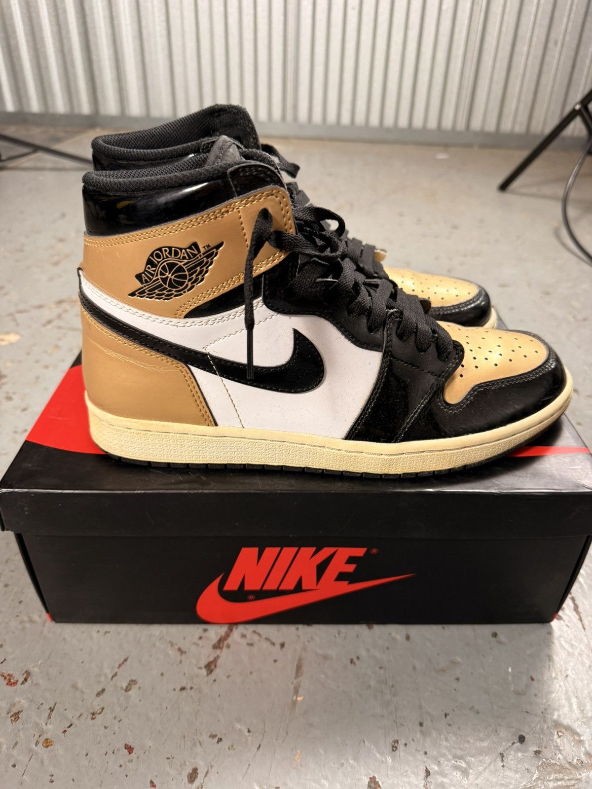 Jordan Brand Used Jordan 1 Gold Toes Size US 9 / EU 42 - 7 Thumbnail