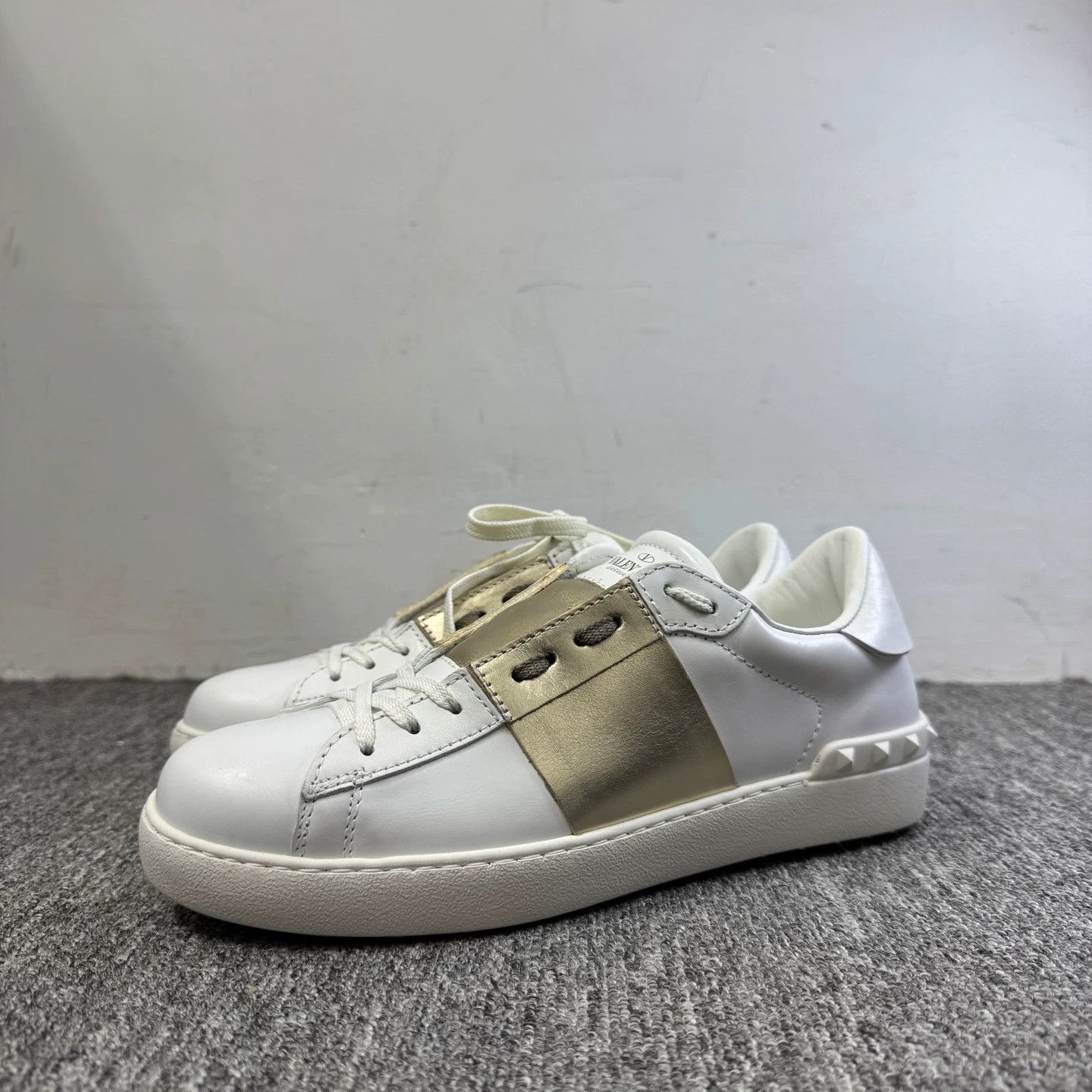 Valentino Valentino Studded Low-Top Sneakers 40 Mint Size US 7 / EU 40 - 1 Thumbnail