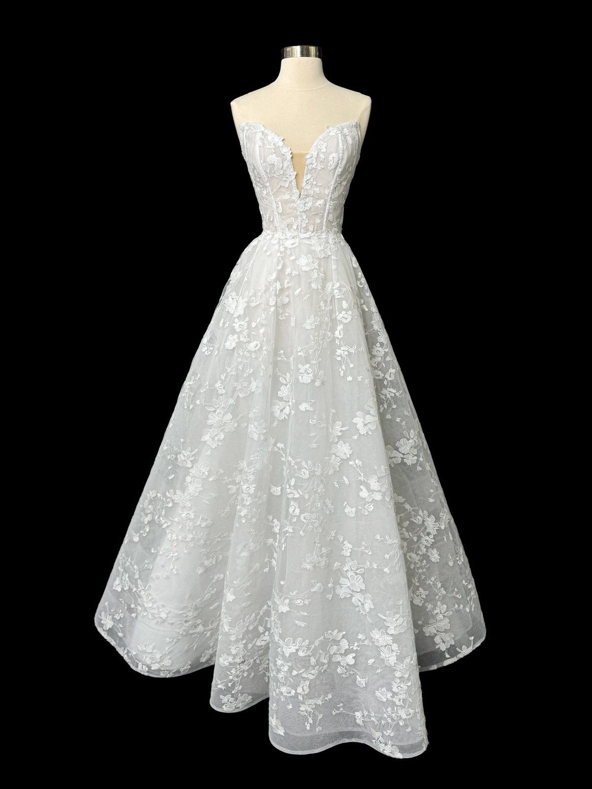 Other Preloved US 4 Anna Augusta Embroidery lace Bridal Gown Size S / US 4 / IT 40 - 1 Thumbnail