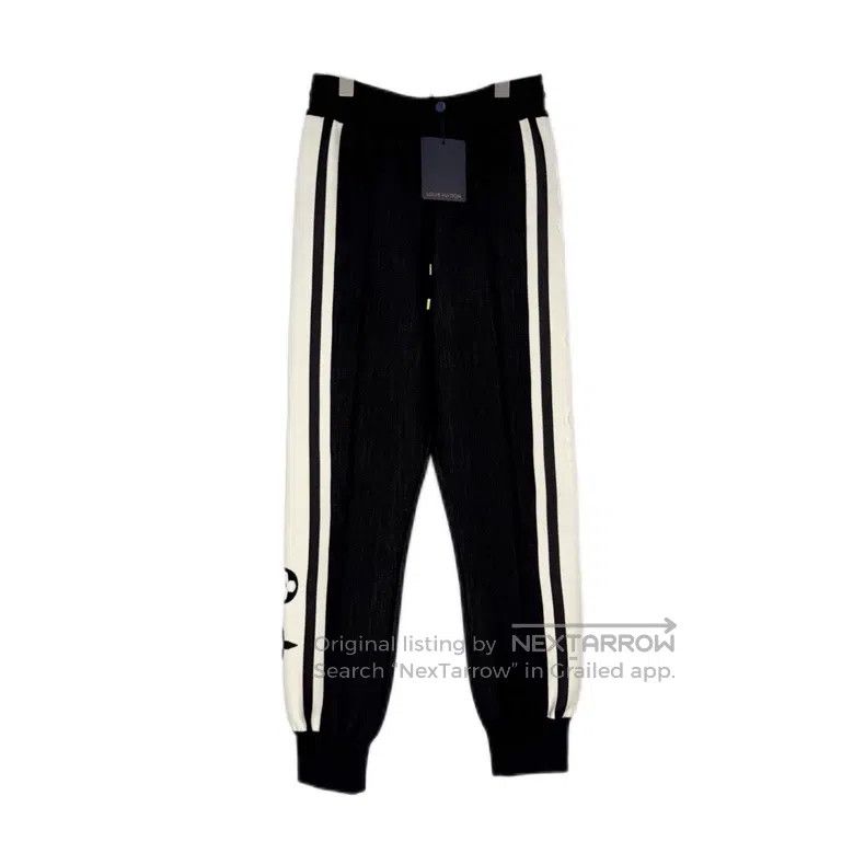 Louis Vuitton size l Black and white three-dimensional clas